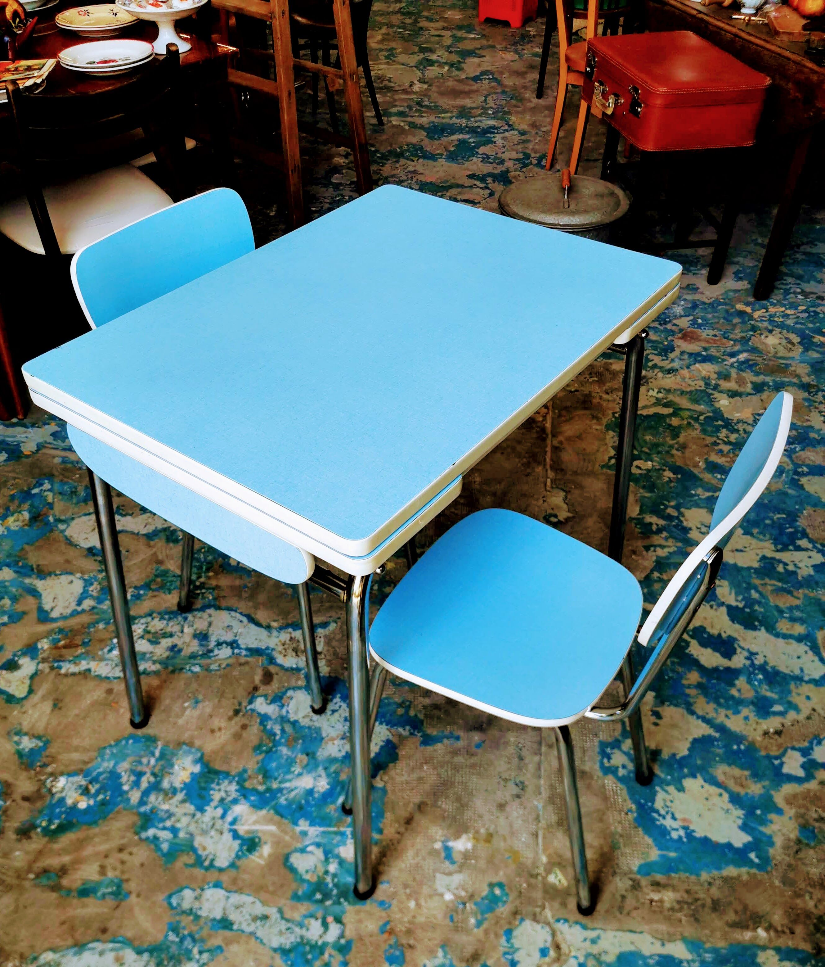 Set table and chairs in blue formica