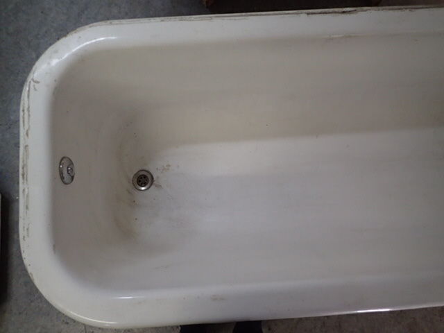 Cast iron island bathtub, on eagle-begged feet