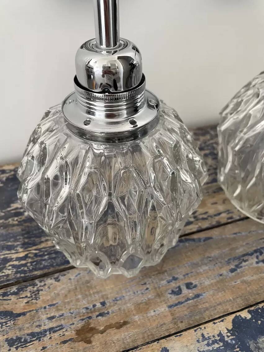 Paire d’appliques vintage chromées en verre ciselé