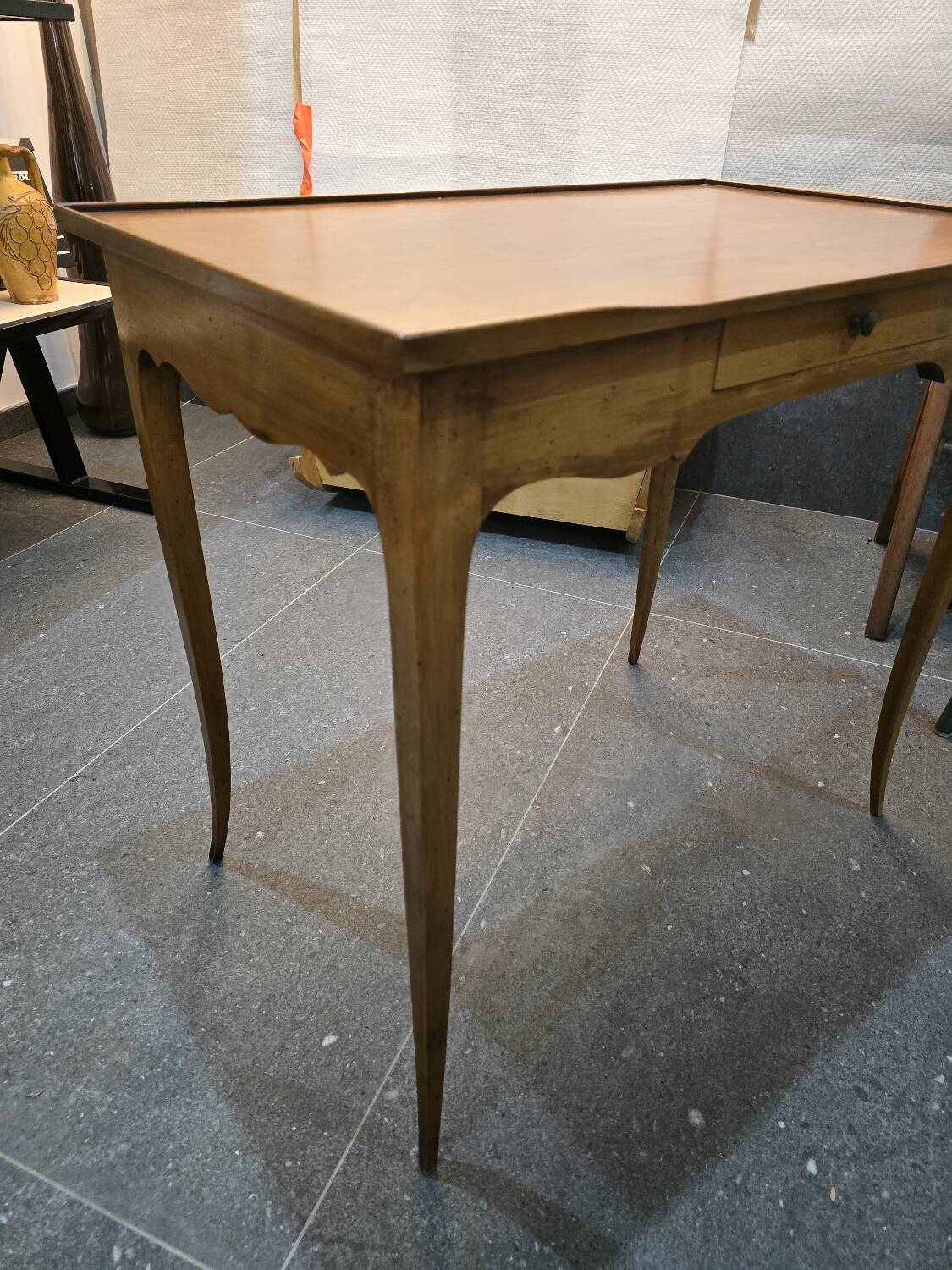 Table d’appoint en noyer style Louis XV