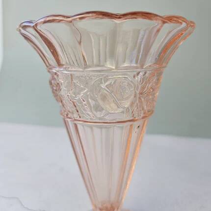 Scailmont glass vase in pressed pink glass - Art Deco Belgium