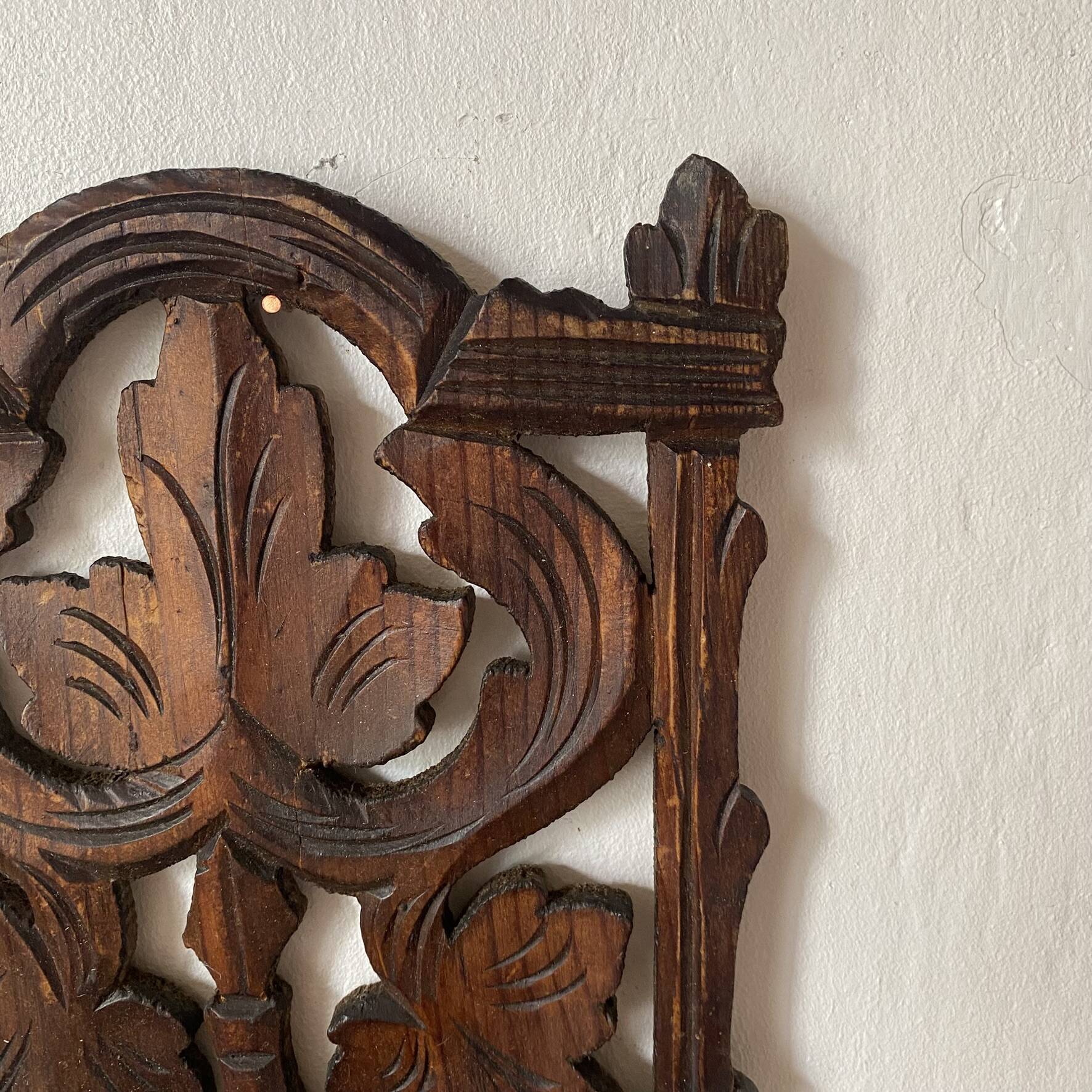 Etagère murale ancienne en bois ajouré , XIXe