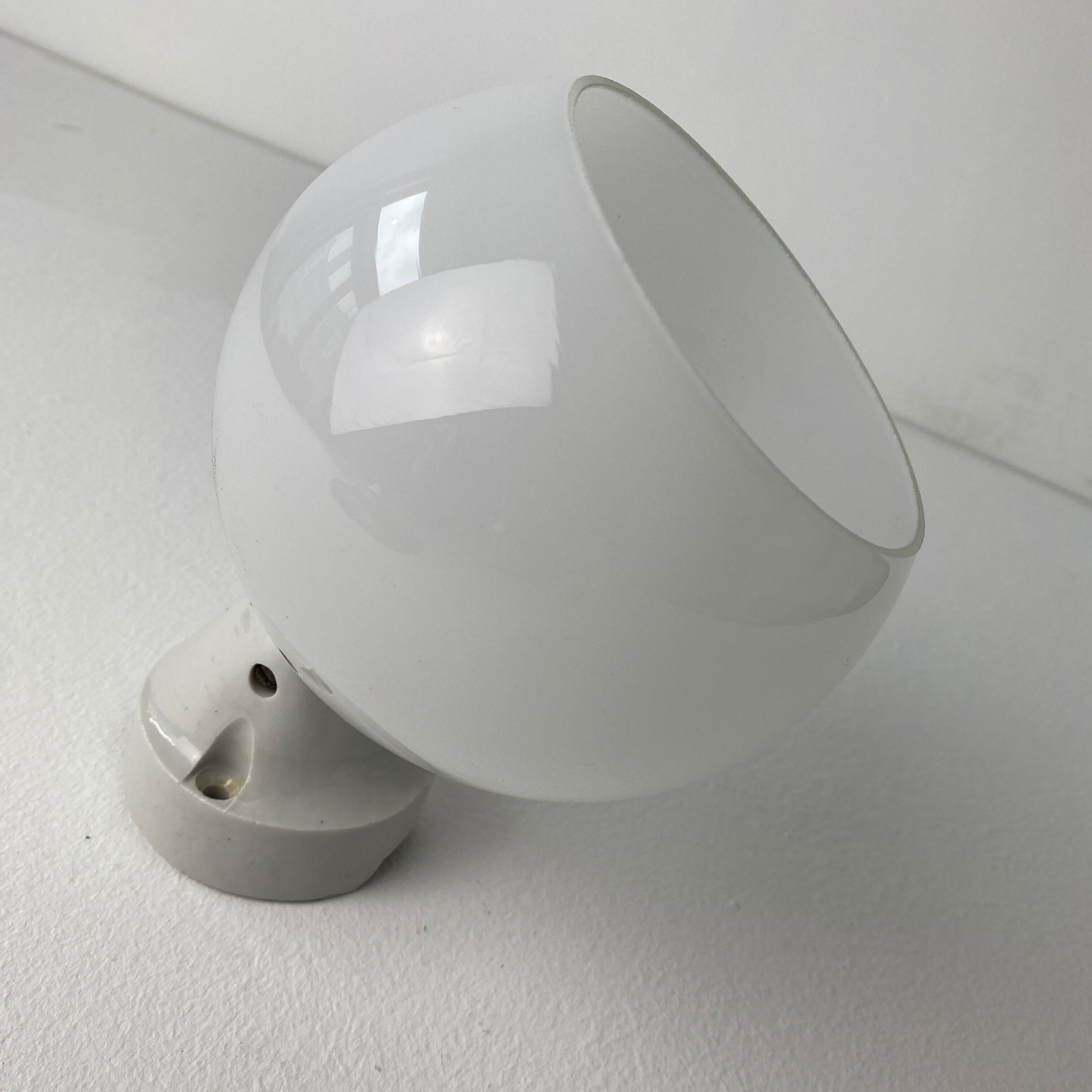 Old inclined wall lamp in opaline and ceramic