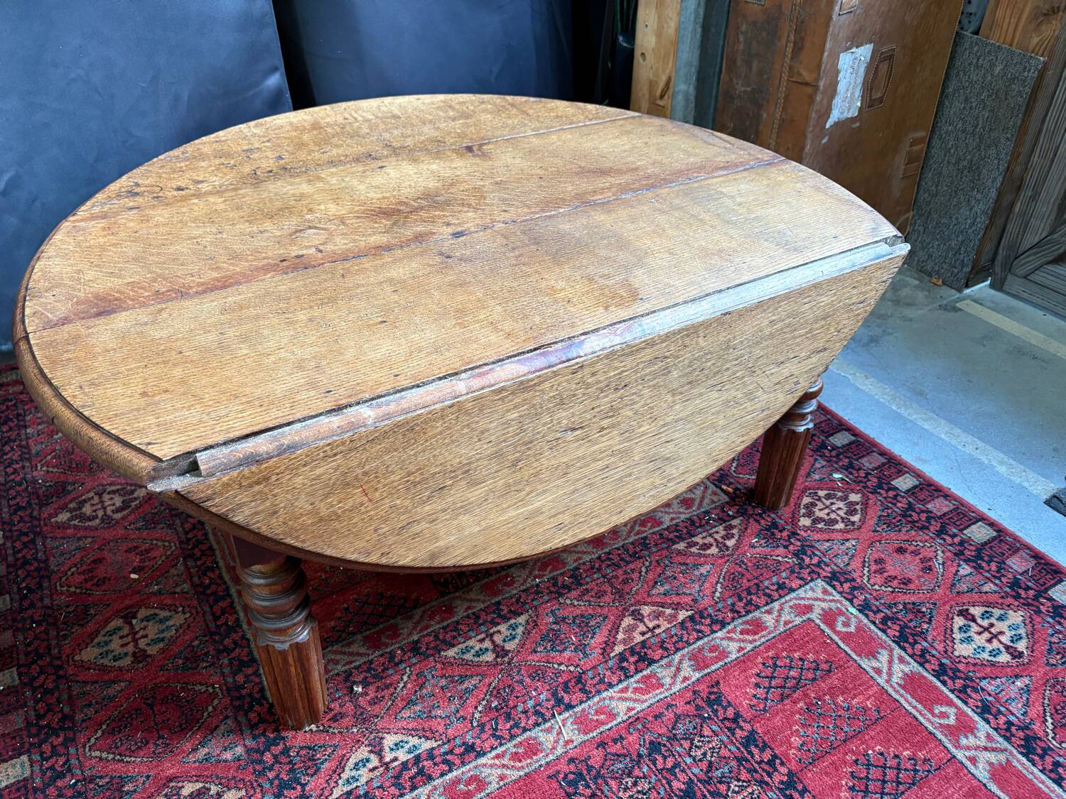 Round oak coffee table with drop leaves and turned legs