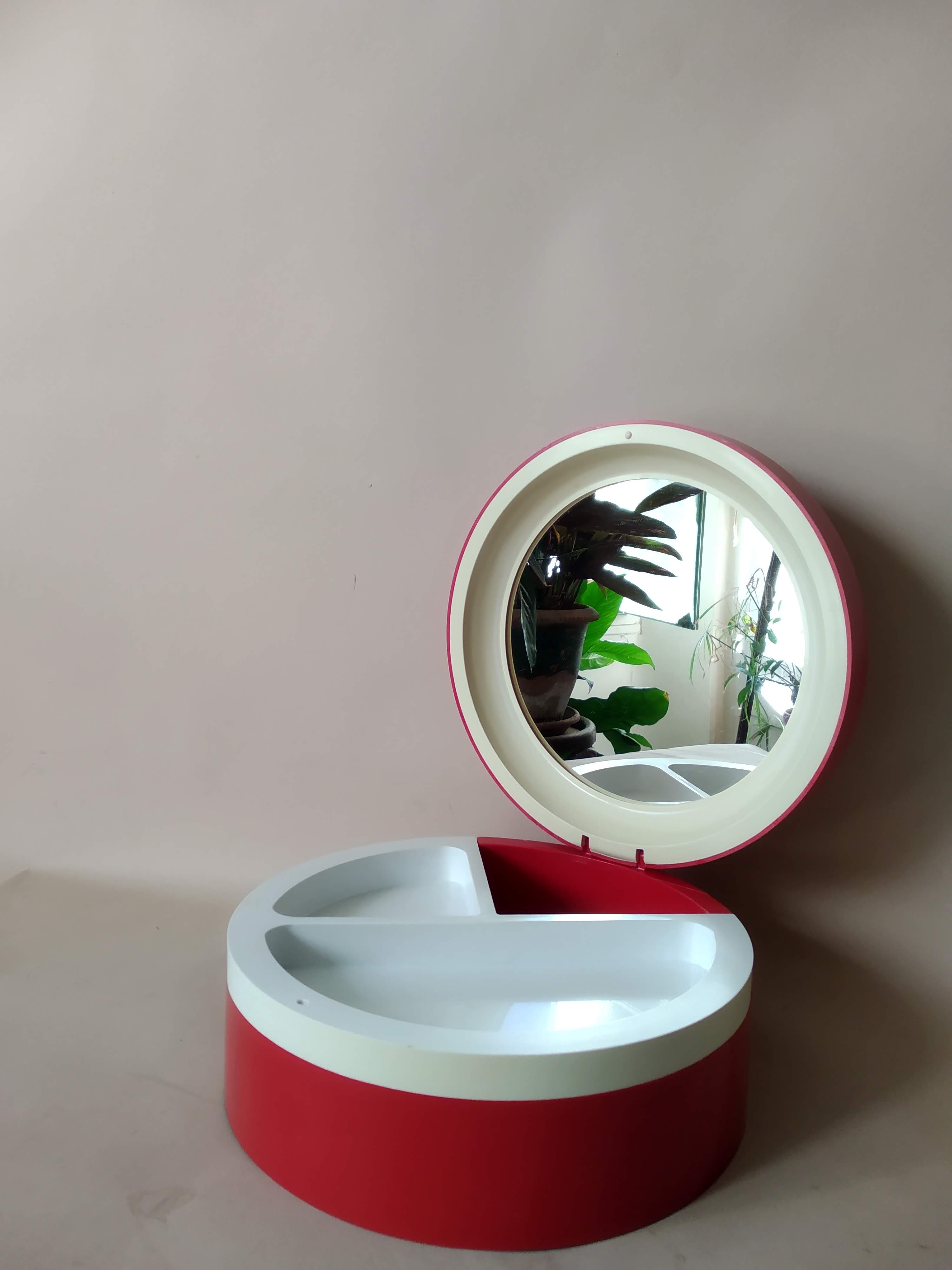 Makeup box space age 60s, 70s