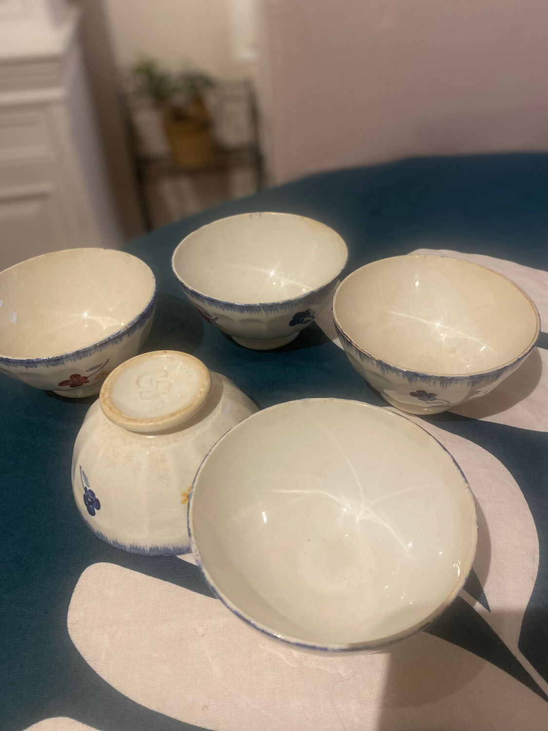 Discover a set of two mini bowls from the famous MARY LOU series.