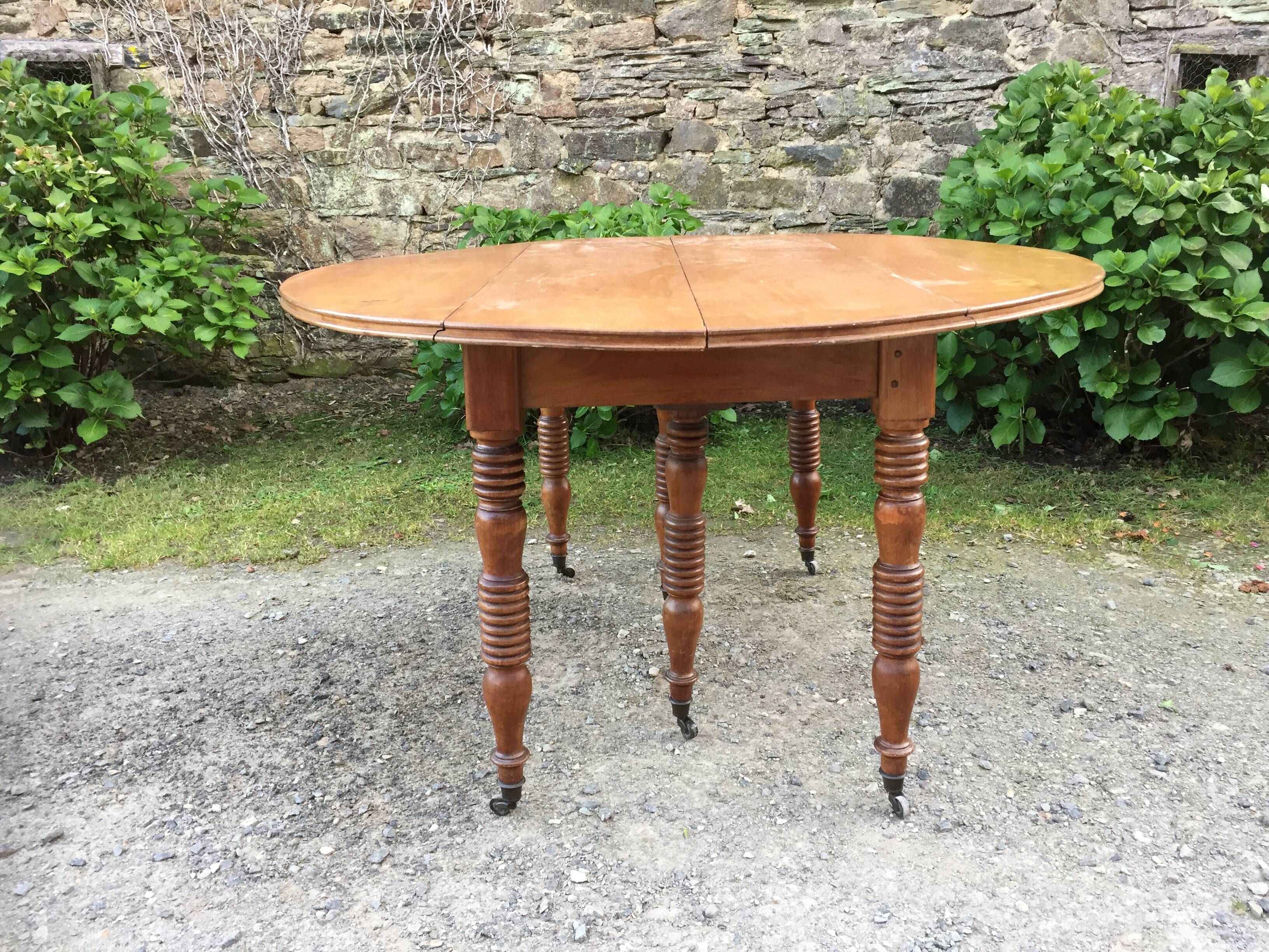 Old oval table Louis Philippe with 6 feet