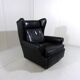 Fauteuil à oreilles en cuir noir sur roulettes années 1960