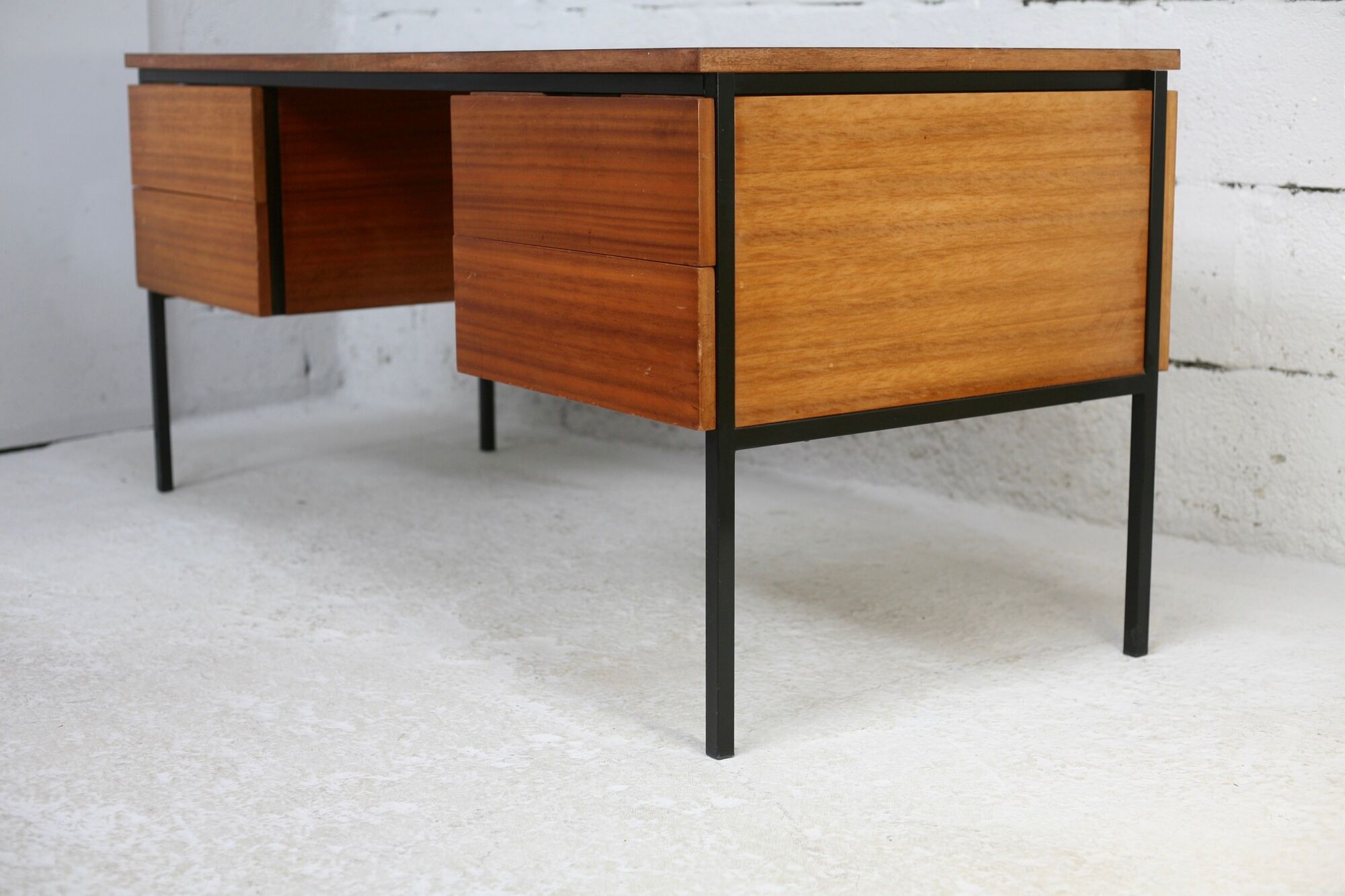 Desk 620 by Pierre guariche, Huchers Minvielle, France, circa 1955