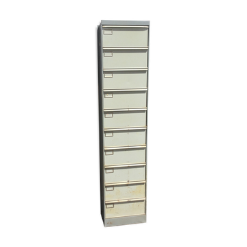 Column with valves.
