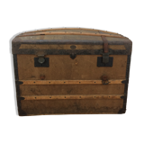 Bulging trunk at the tourist