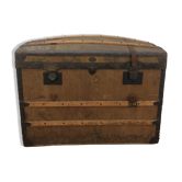 Bulging trunk at the tourist