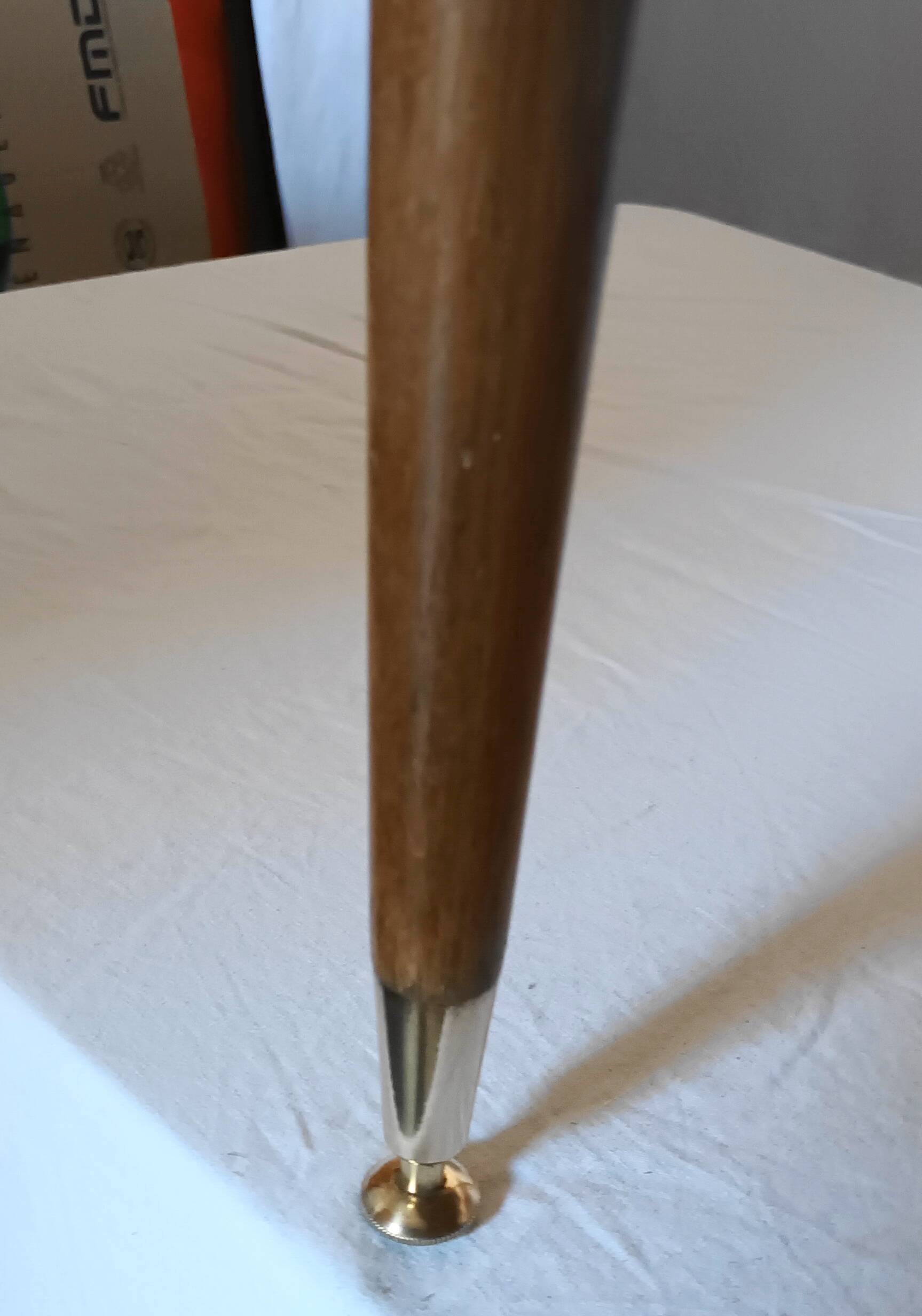 Table ronde a 2 allonges en chene clair des années 50