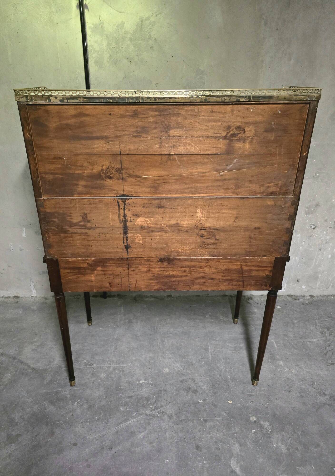 Cylinder desk in mahogany and mahogany veneer, Louis XVI style, 19th century.