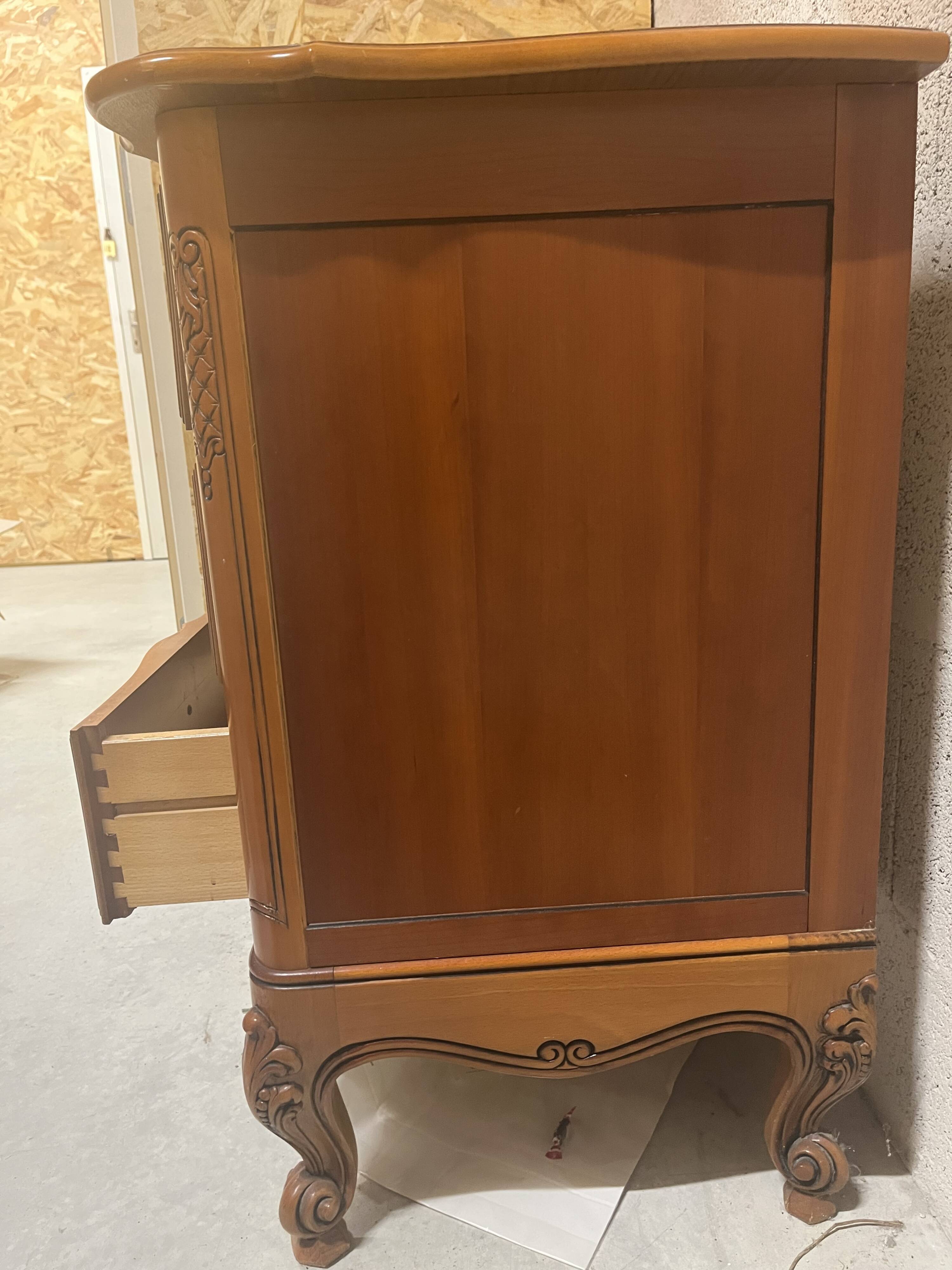 Élégante commode galbée de style Louis XV – 3 tiroirs – décor rocaille