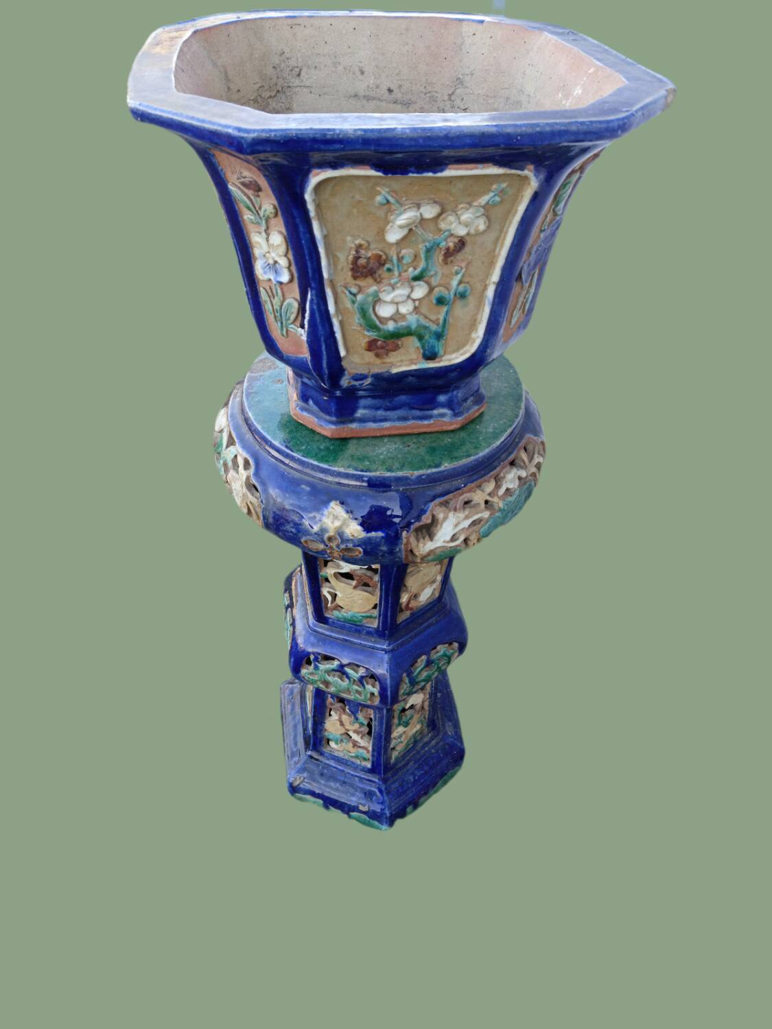 Vase chinois monumental sur piédestal en terre cuite émaillée