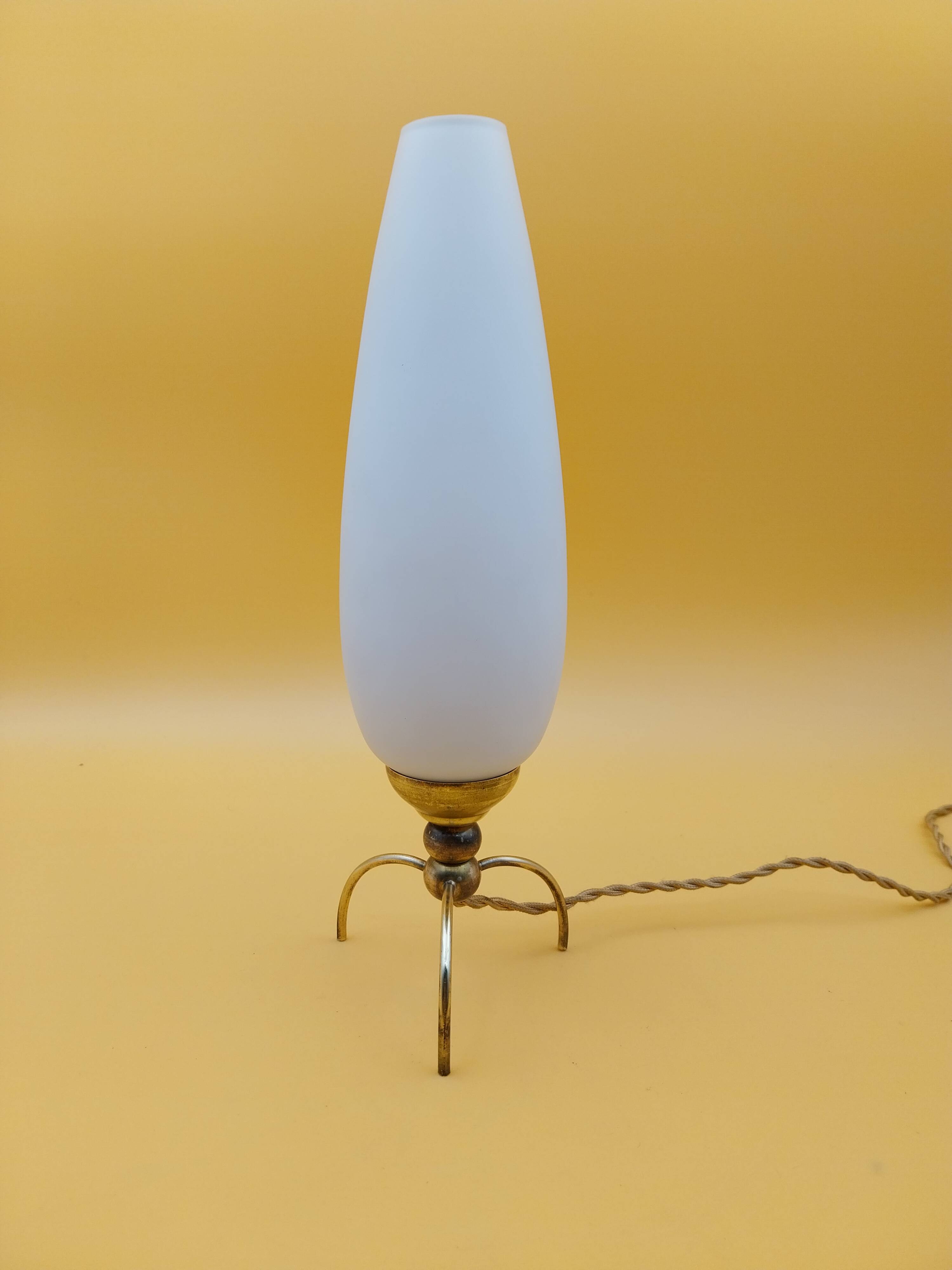 Lampe tripode laiton et opaline année 60