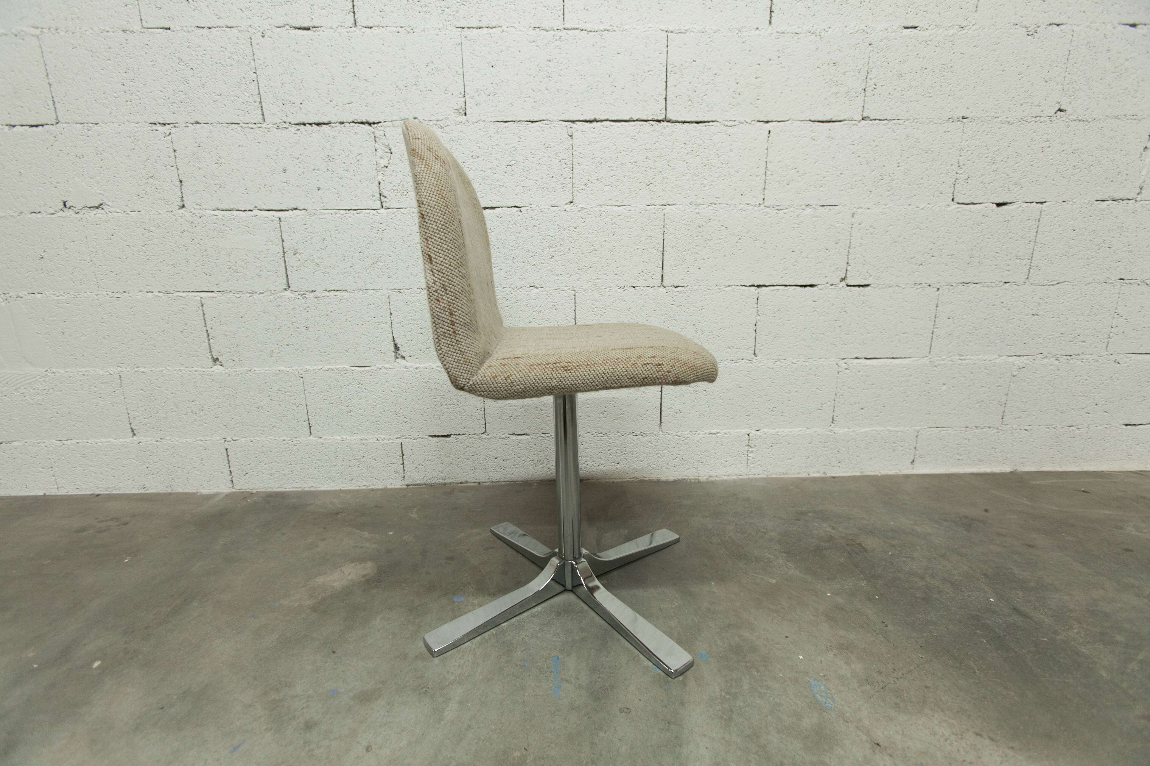 Swivel chair in chrome and clean, sturdy patterned fabric from the 1970s.