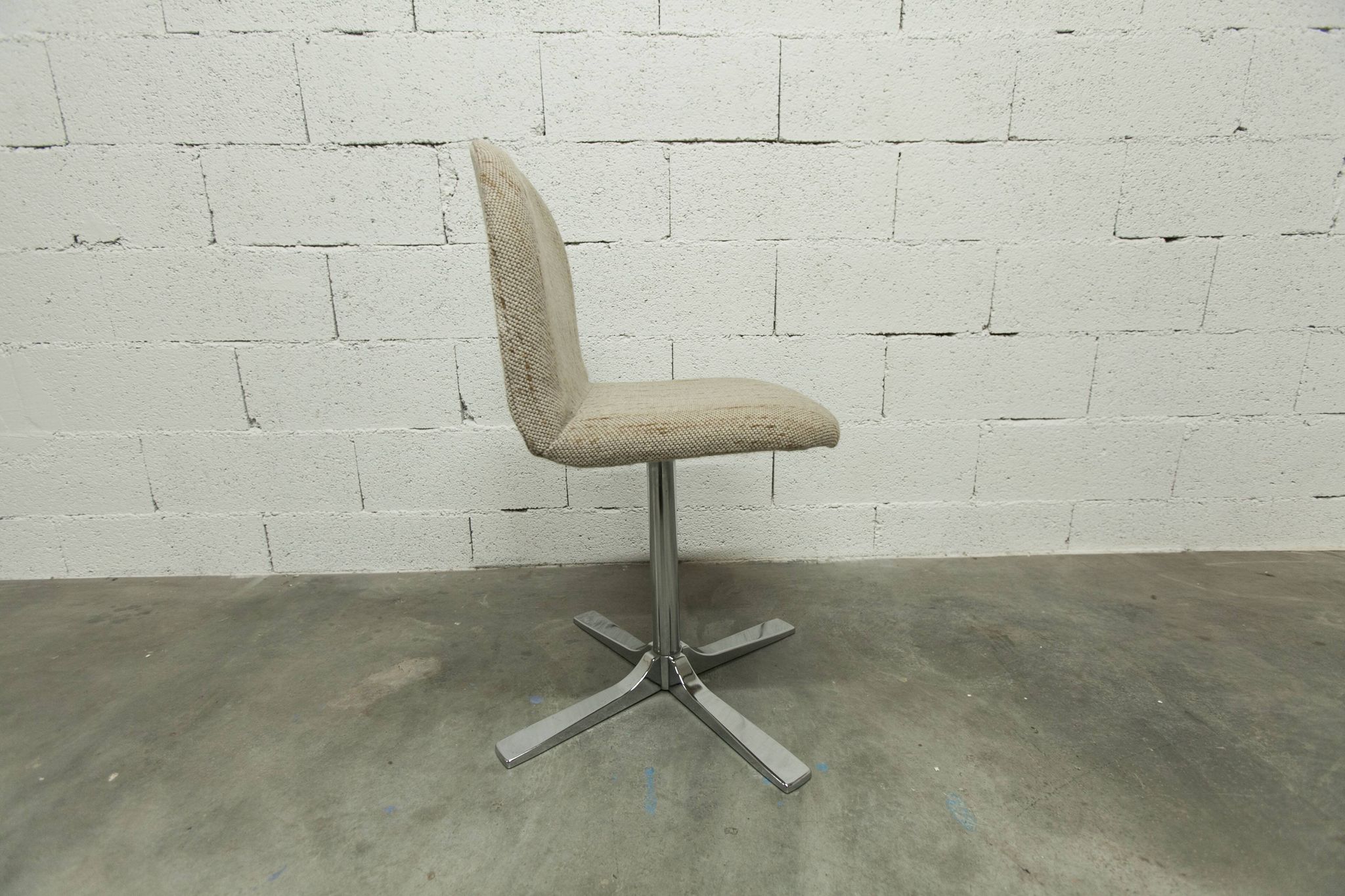 Chaise pivotante chrome et tissu chiné propre et solide 1970
