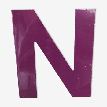 Lettre violette « N »