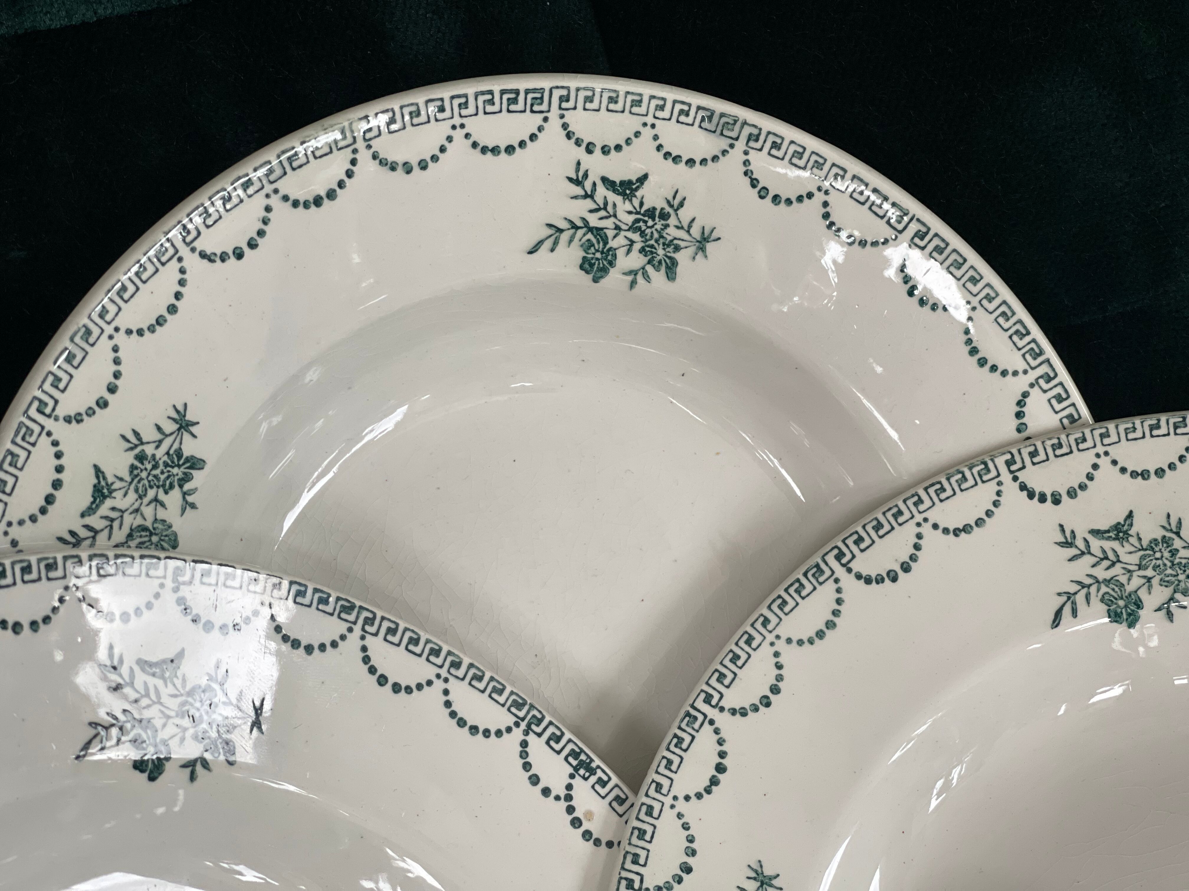 4 assiettes creuses St Amand terre de fer