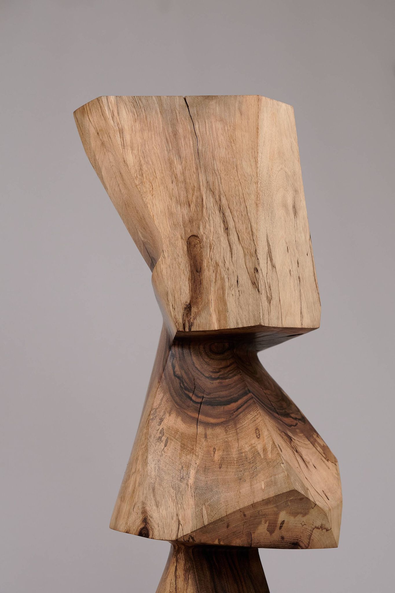 Table d’appoint sculpturale en bois massif, design contemporain original, logniture