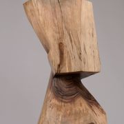 Table d’appoint sculpturale en bois massif, design contemporain original, logniture