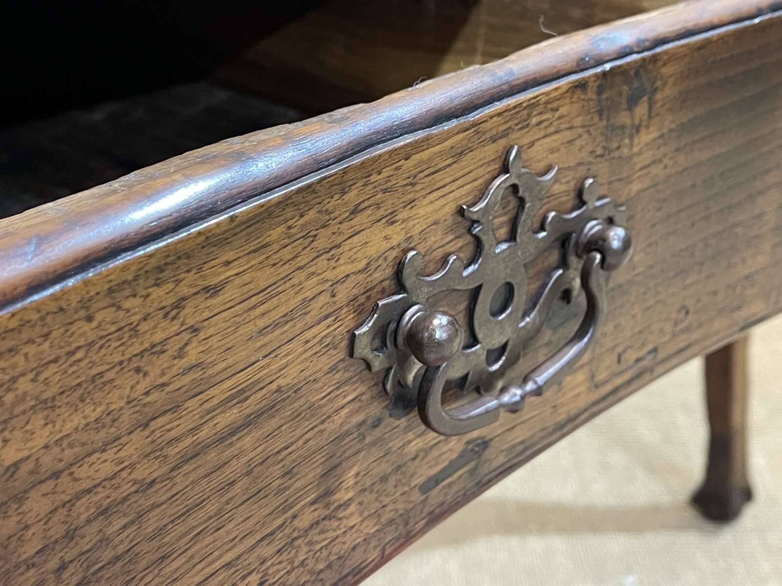 Console rustique anglaise du 18ème siècle en châtaignier et merisier