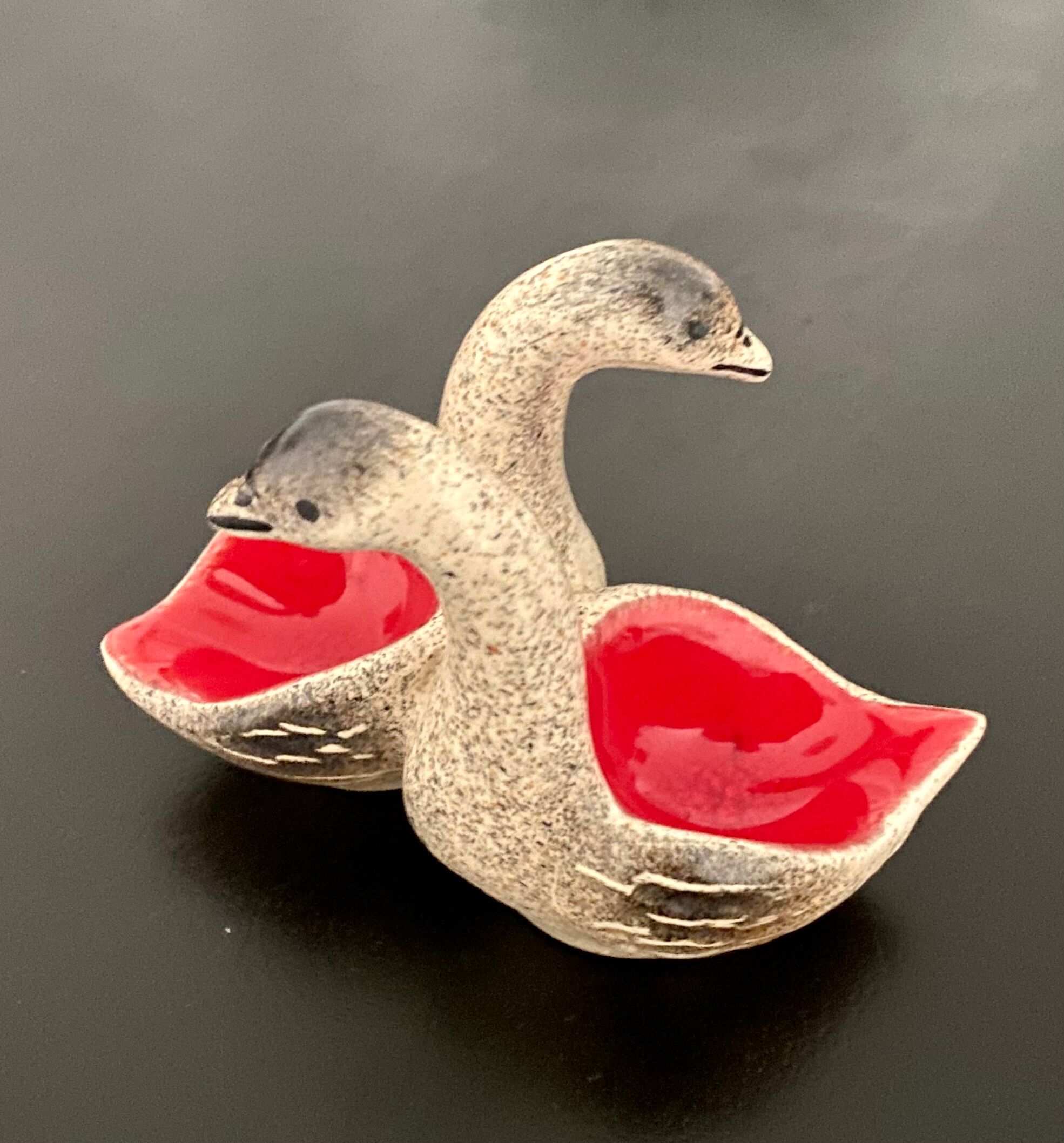 Duo goose-shaped goose and pepper shaker in ceramic