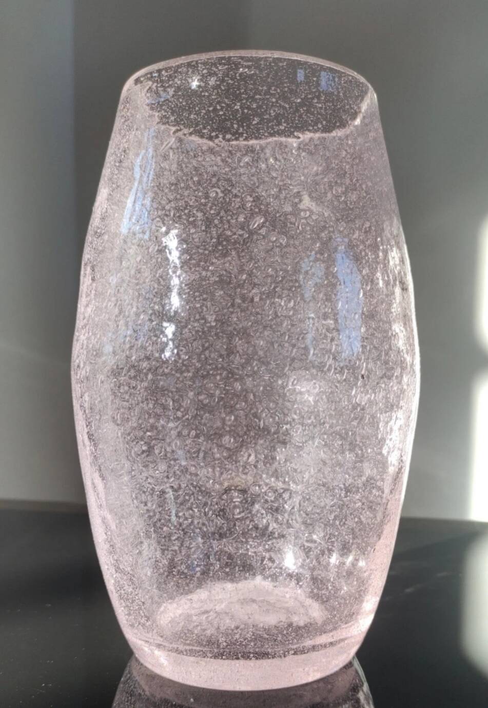 Artisanal vase in pink/transparent bubbled glass