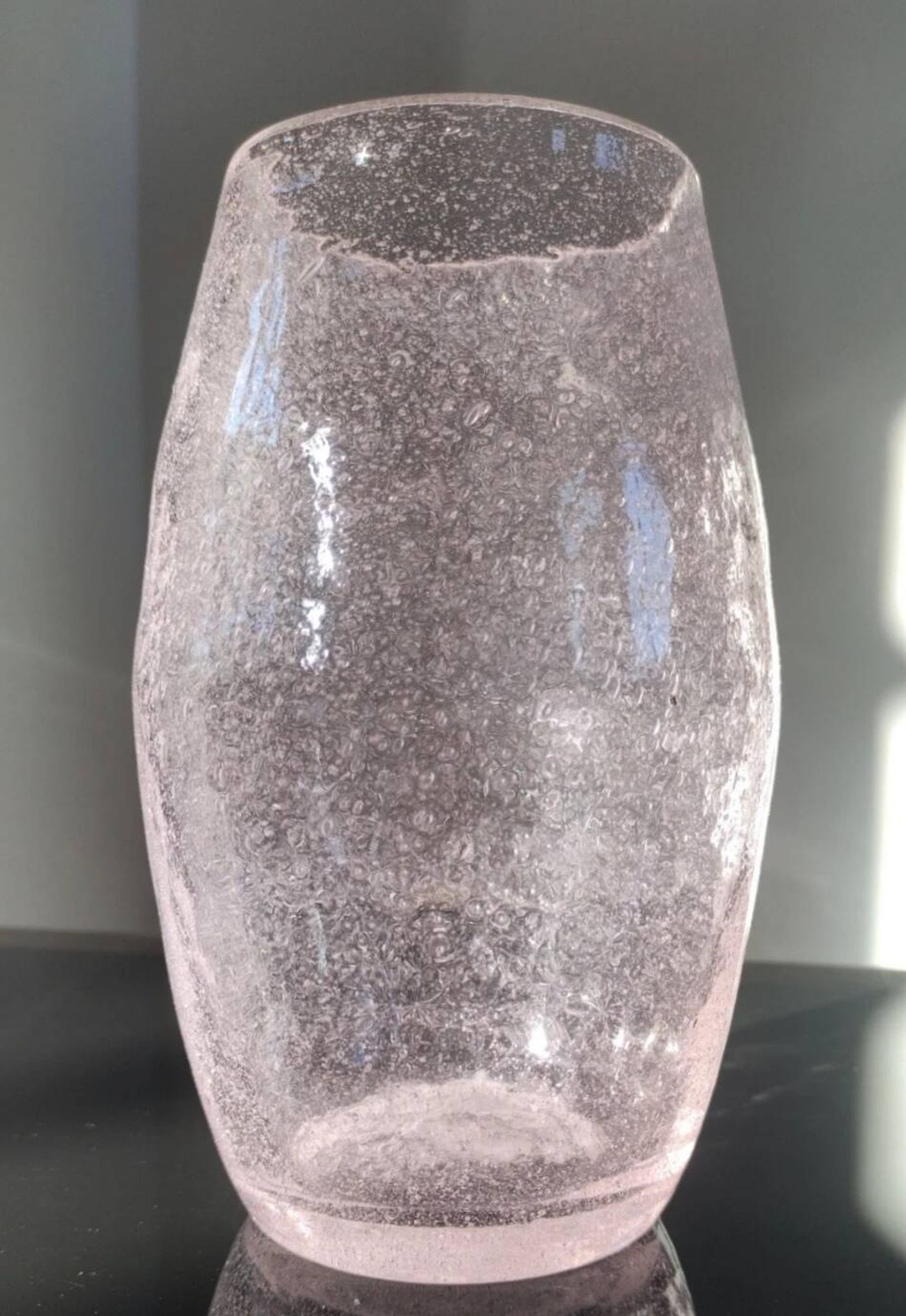 Vase artisanal en verre bullé rose/transparent