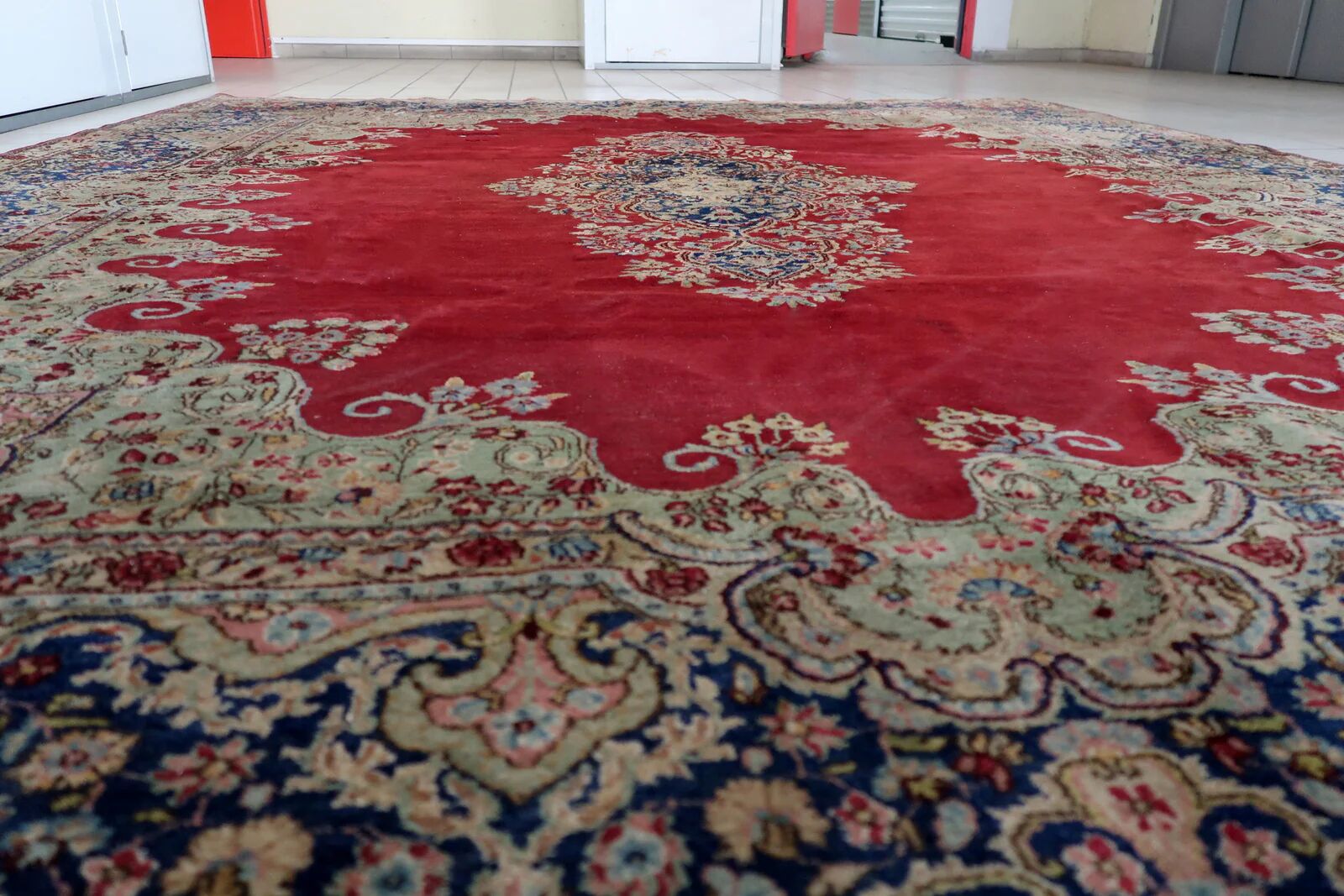 Antique 1920s Persian Kerman rug, floral medallion, red field, 273cm x 362cm