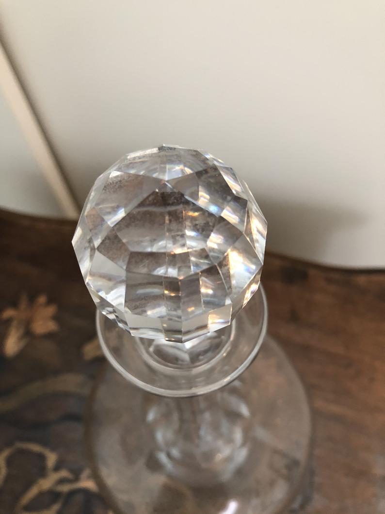 Carafe française en verre ciselé