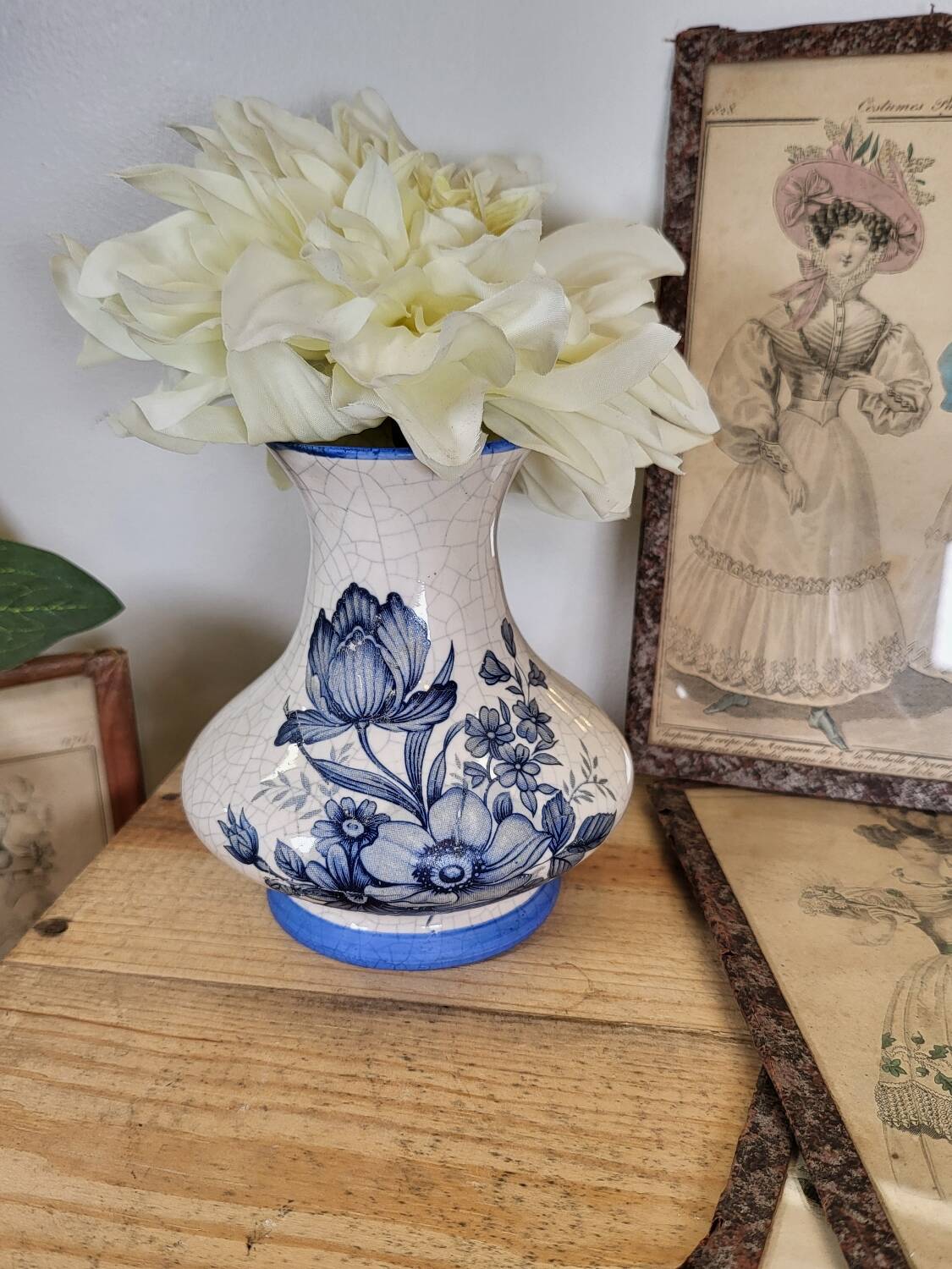 Small ceramic vase with cracked look