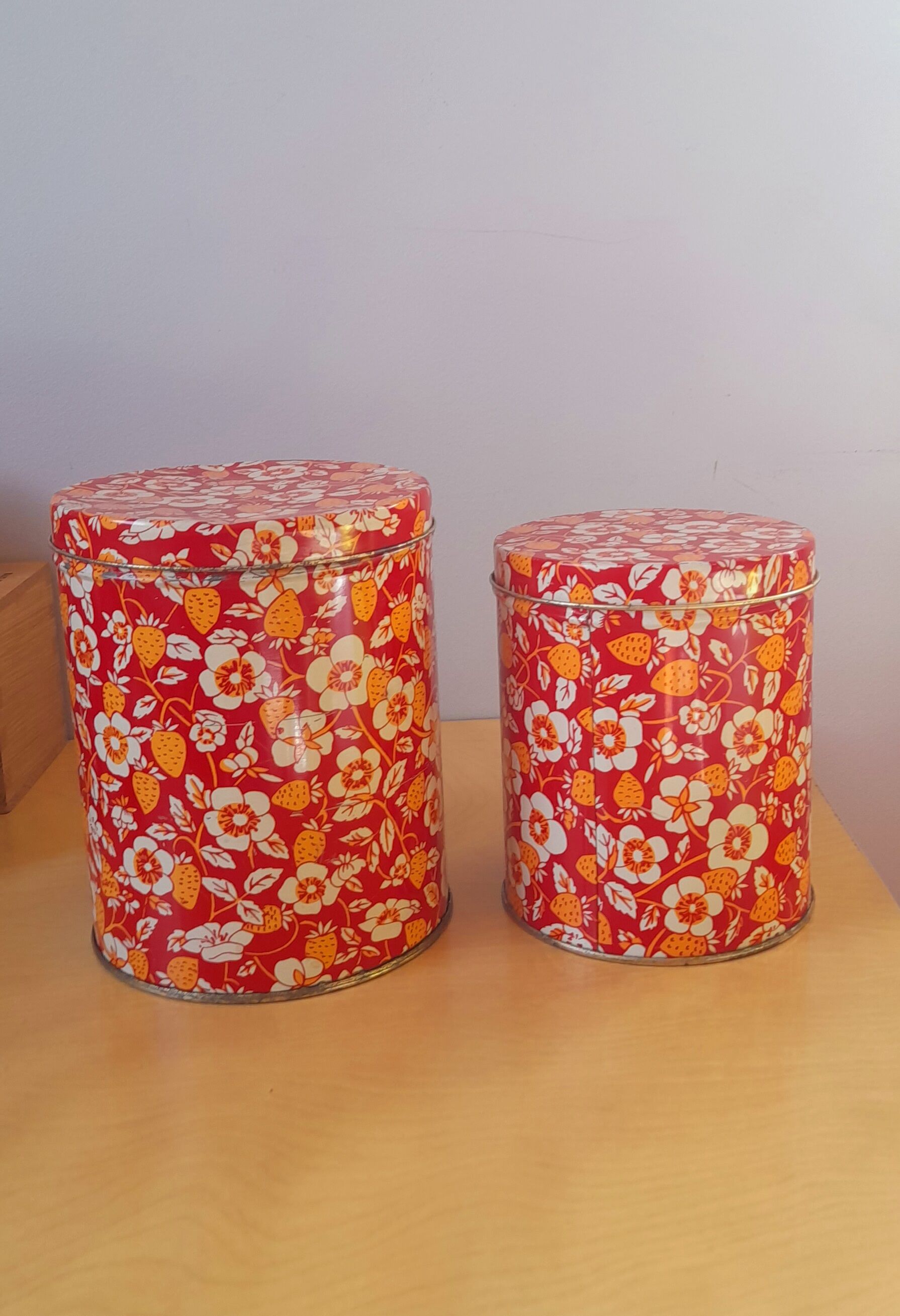 Strawberry round nesting boxes 60s