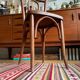 Chaise en bois foncé