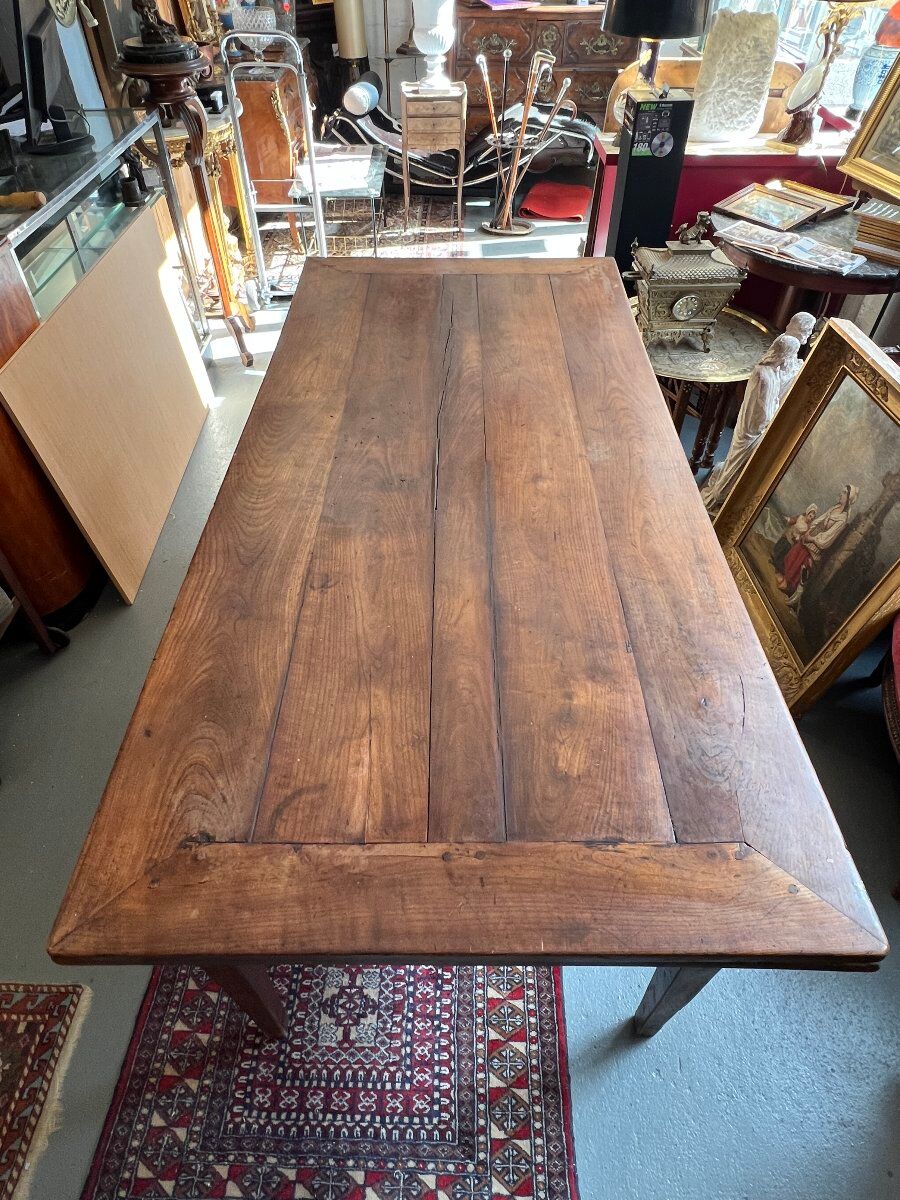 Rustic solid wood table: Elegance and functionality for your family meals, 19th century.
