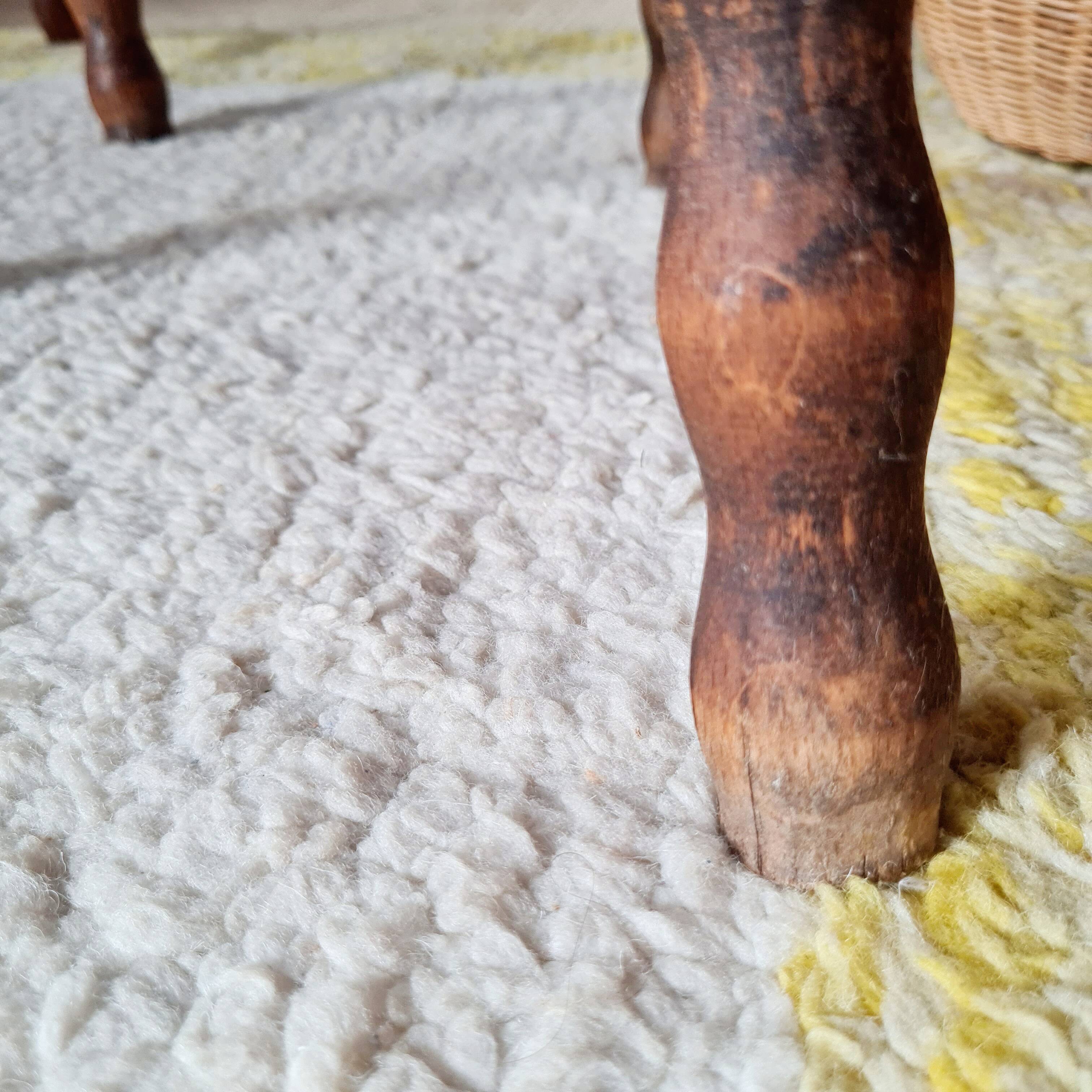 Tabourets tripodes en bois tourné - plateau demi lune