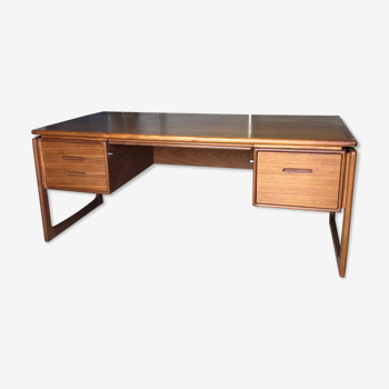 Dyrlund executive desk