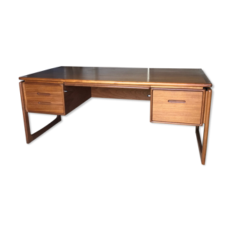 Dyrlund executive desk