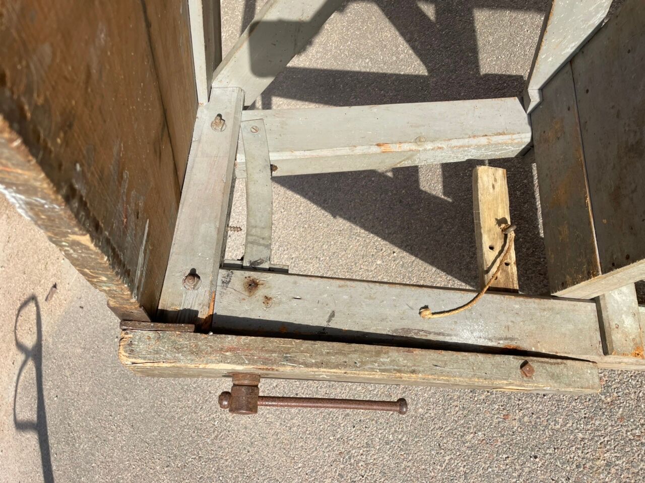 Luthier 19's grey workbench