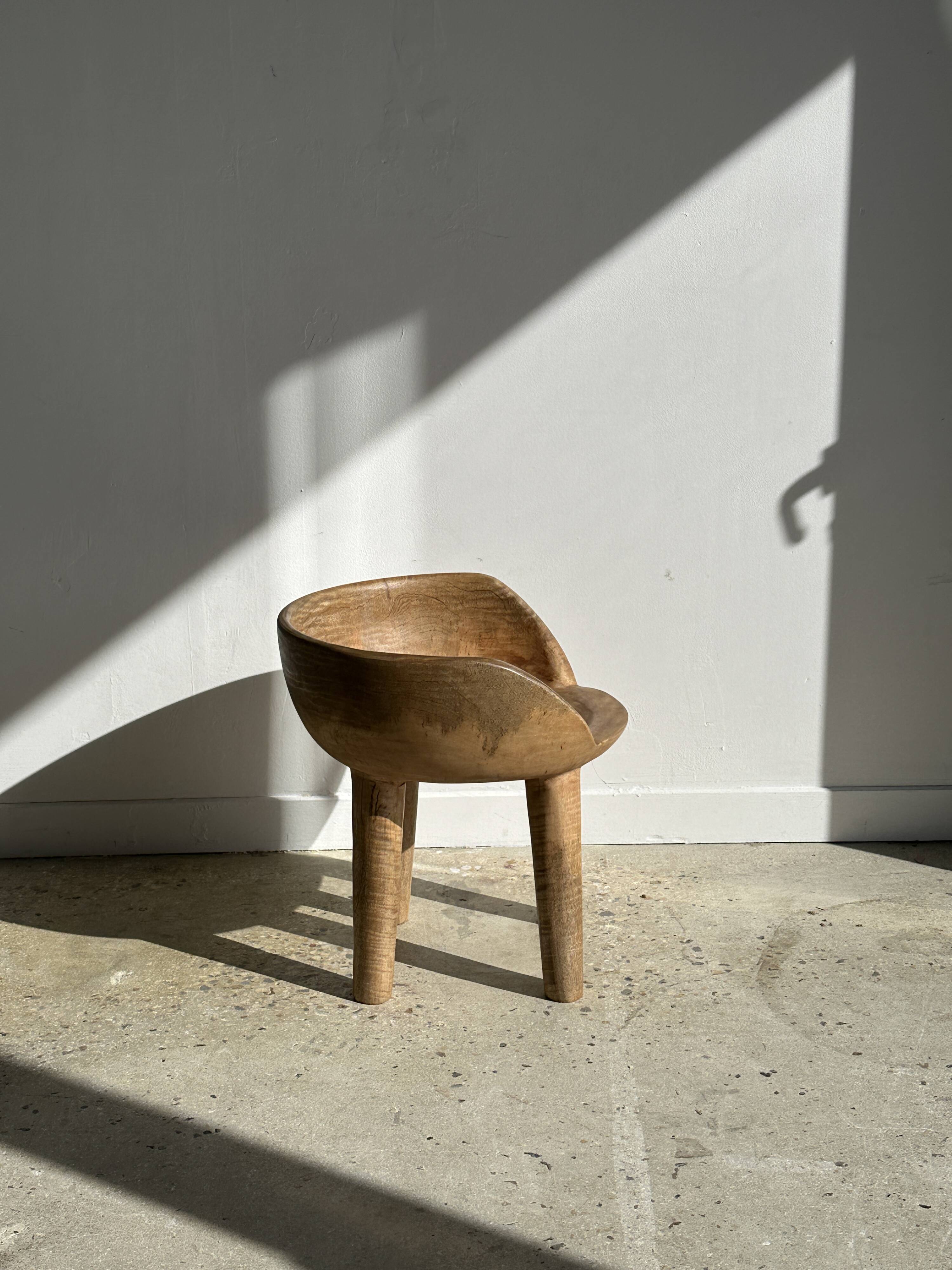 Quadripod chair with round seat and small back in natural monoxyl mango wood