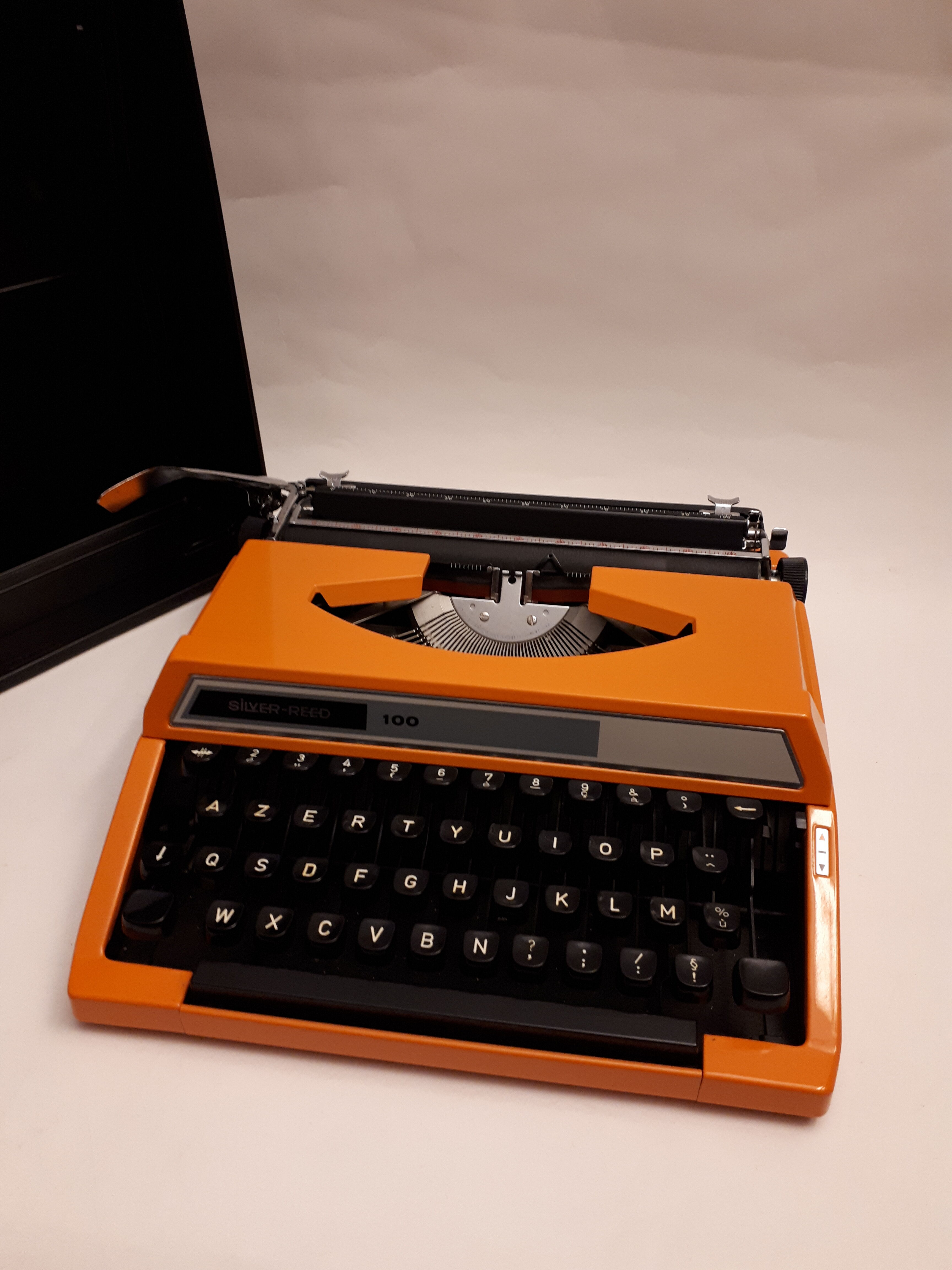 Vintage 70 orange Silver-Reed 100