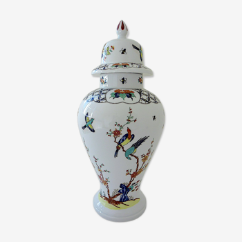 Vase balustre couvert en porcelaine par la maison Coquet à Limoges et décoré à Chantilly