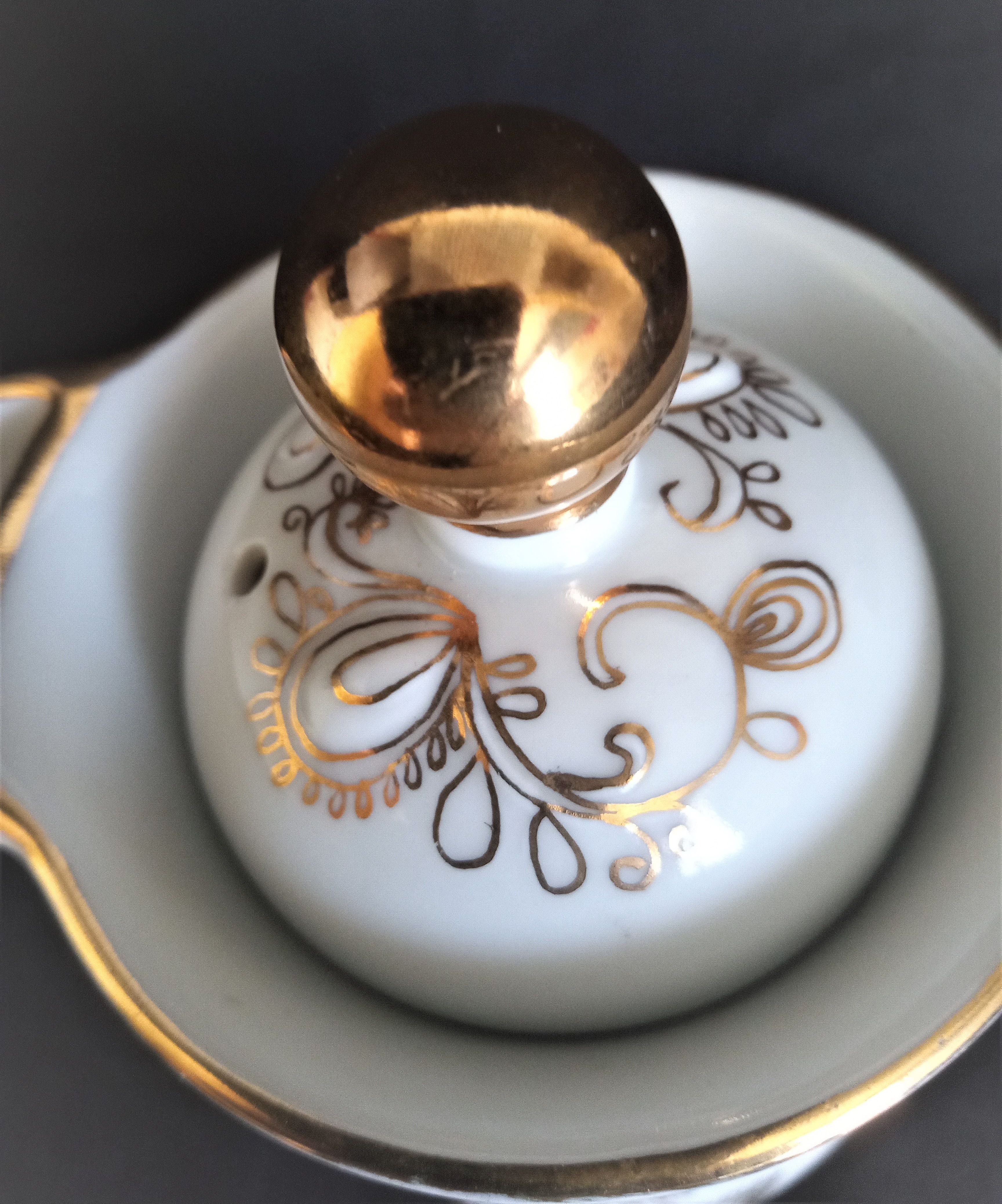 Lomonosov 29-piece porcelain coffee set, cast patterns enhanced with 24k gold