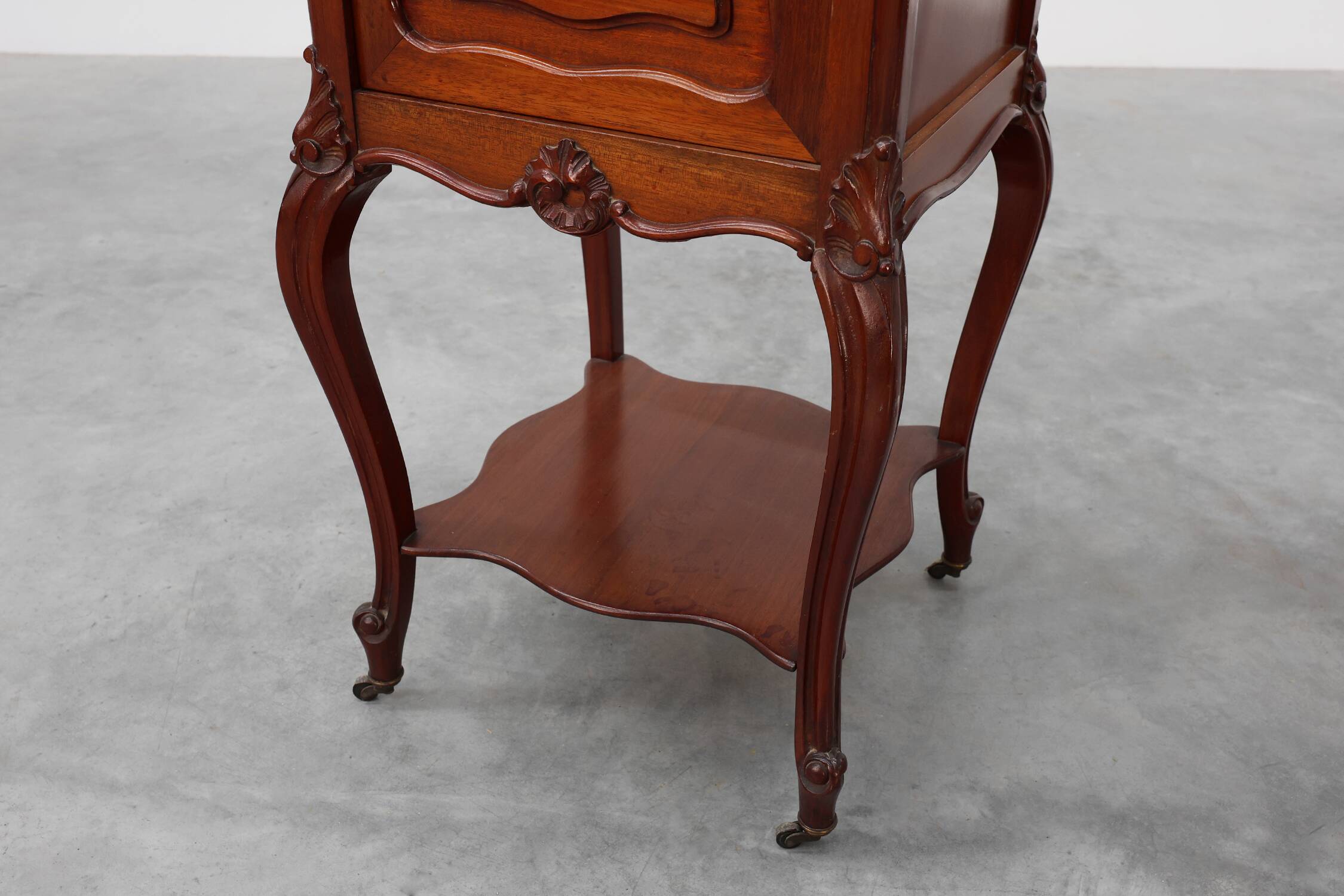 Paire de tables de nuit en noyer de style Louis XV avec des plateaux en marbre de Carrare, France
