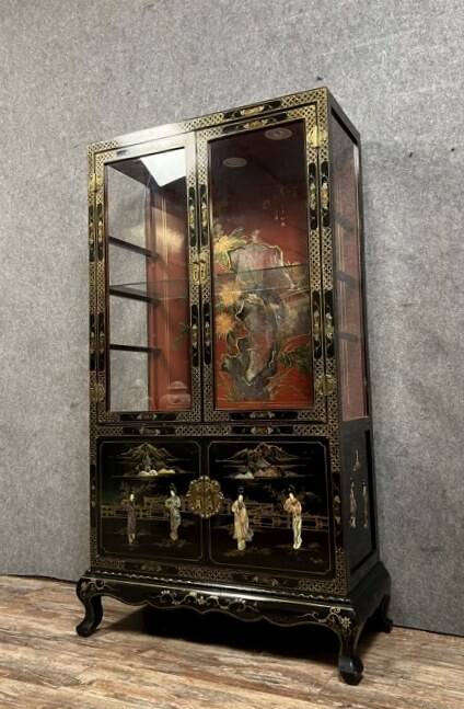 20th century China: Pretty bookcase in lacquer, hard stone and mother-of-pearl with three glazed sides