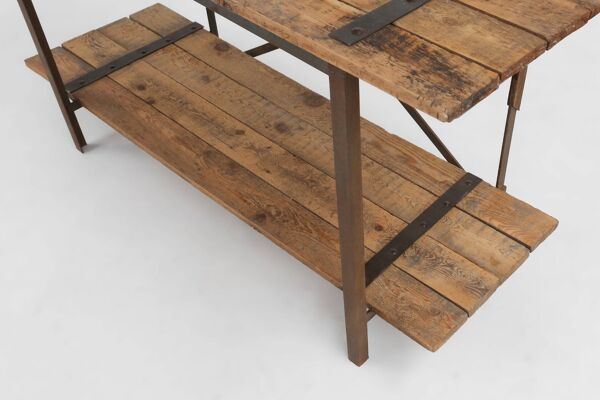 Table d'appoint industrielle avec cadre en métal et plateau en bois et plateforme amovible.