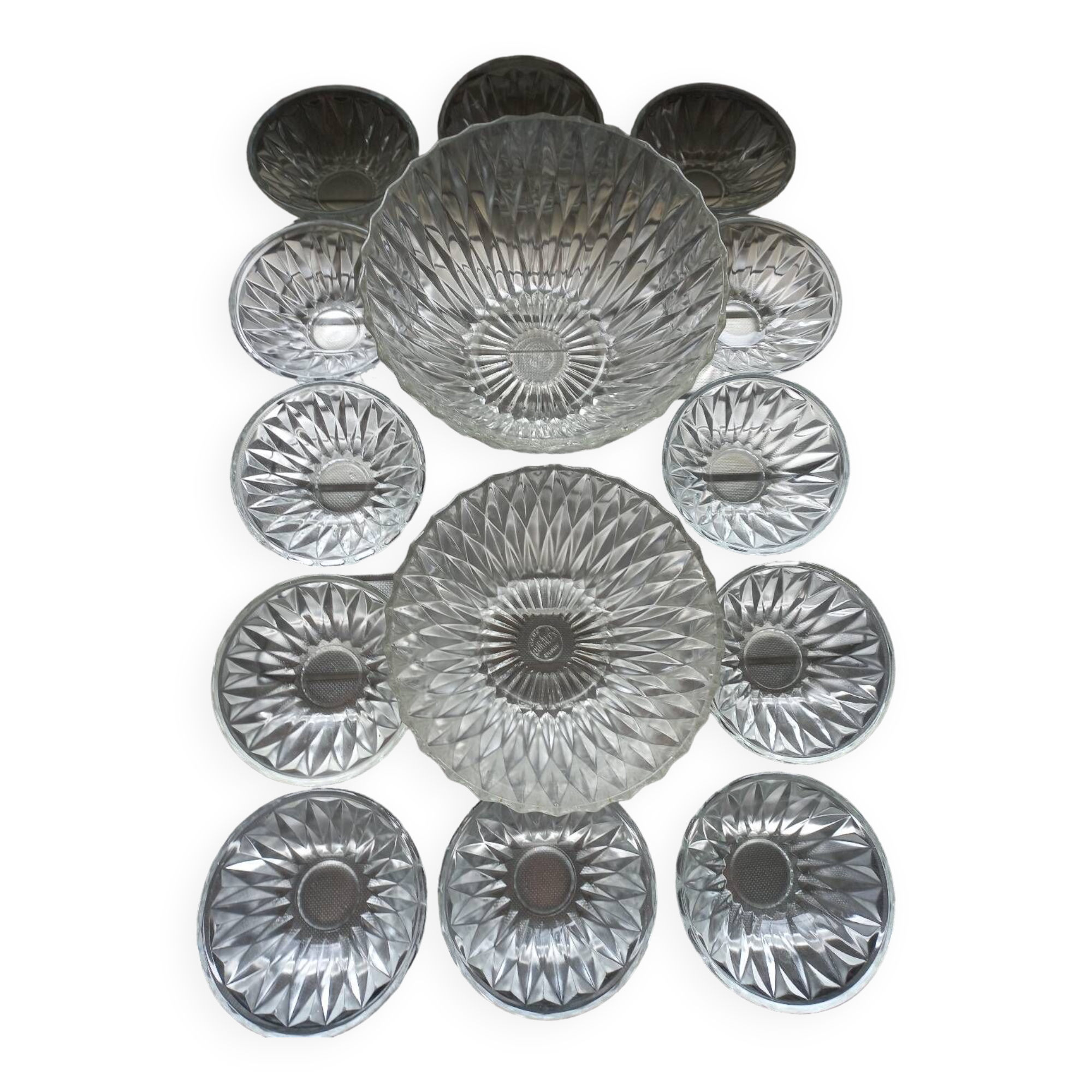 Service 3 salad bowls and Duralex cups