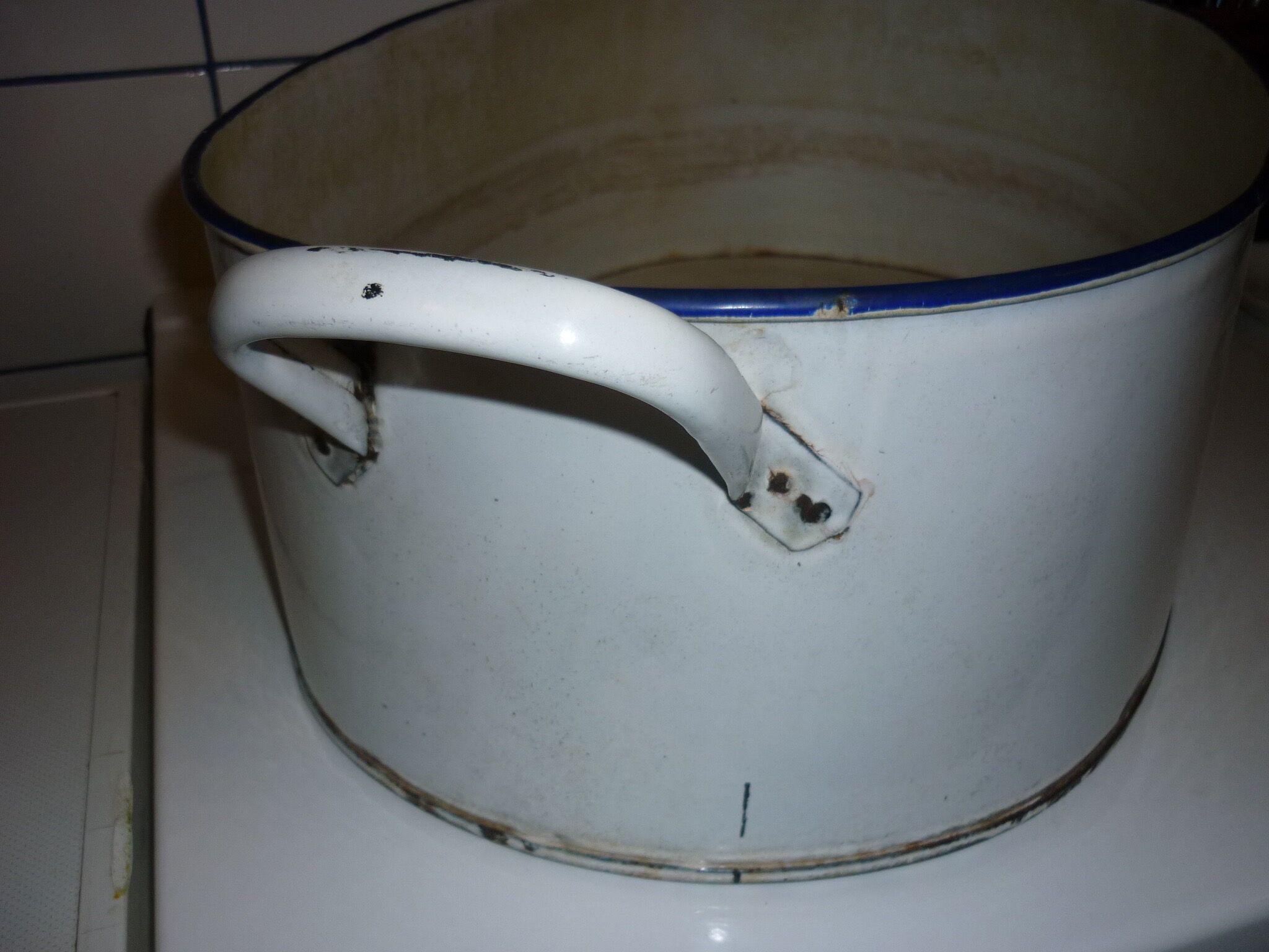 Oval basin 60 cm in white enamelled sheet metal, dark blue border